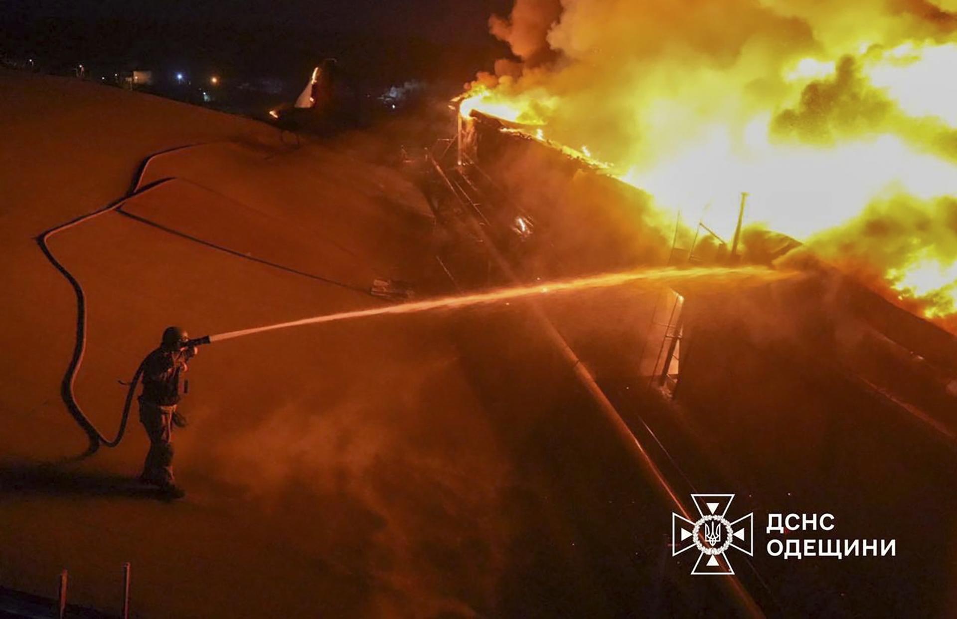 Una foto proporcionada por el Servicio Estatal de Emergencia muestra a rescatistas ucranianos trabajando en el lugar de un ataque con drones a un edificio de almacenamiento en Odesa, Ucrania, 14 de abril de 2025, en medio de la invasión rusa en curso. Al menos siete personas resultaron heridas durante el ataque, según el informe del Servicio Estatal de Emergencias. Las instalaciones de infraestructura civil, un almacén, una estación de servicio, una instalación médica y coches resultaron dañados durante el ataque aéreo con drones. (Rusia, Ucrania) EFE/EPA/SERVICIO DE EMERGENCIA DEL ESTADO FOLLETO USO EDITORIAL SOLAMENTE/SIN VENTAS