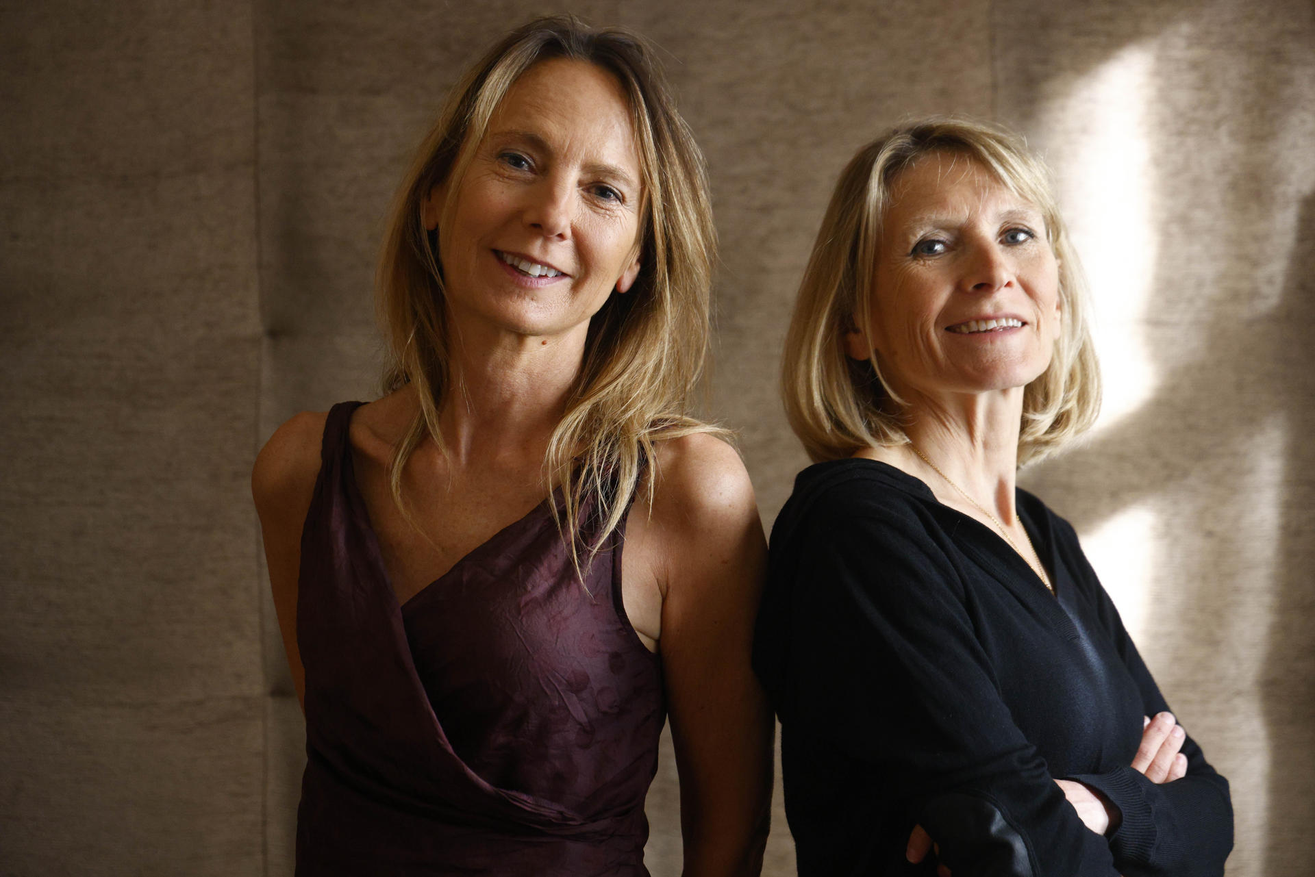 La hermanas cineastas francesas Delphine (i)  y Muriel Coulin (d) exploran en su última película, 'The Quiet Son' (El hijo tranquilo) las contradicciones que se producen cuando se infiltra la extrema derecha en el seno de la familia y la destruye, así como la capacidad del perdón entre un padre y su hijo. En la imagen las dos directoras posan durante una entrevista con EFE,  en la que han señalado en  que cuando comenzaron el guion hace tres años había en Francia un auge de la extrema derecha, "pero hoy, con la llegada de Donald Trump al poder se ha convertido en crucial".EFE/ Quique García