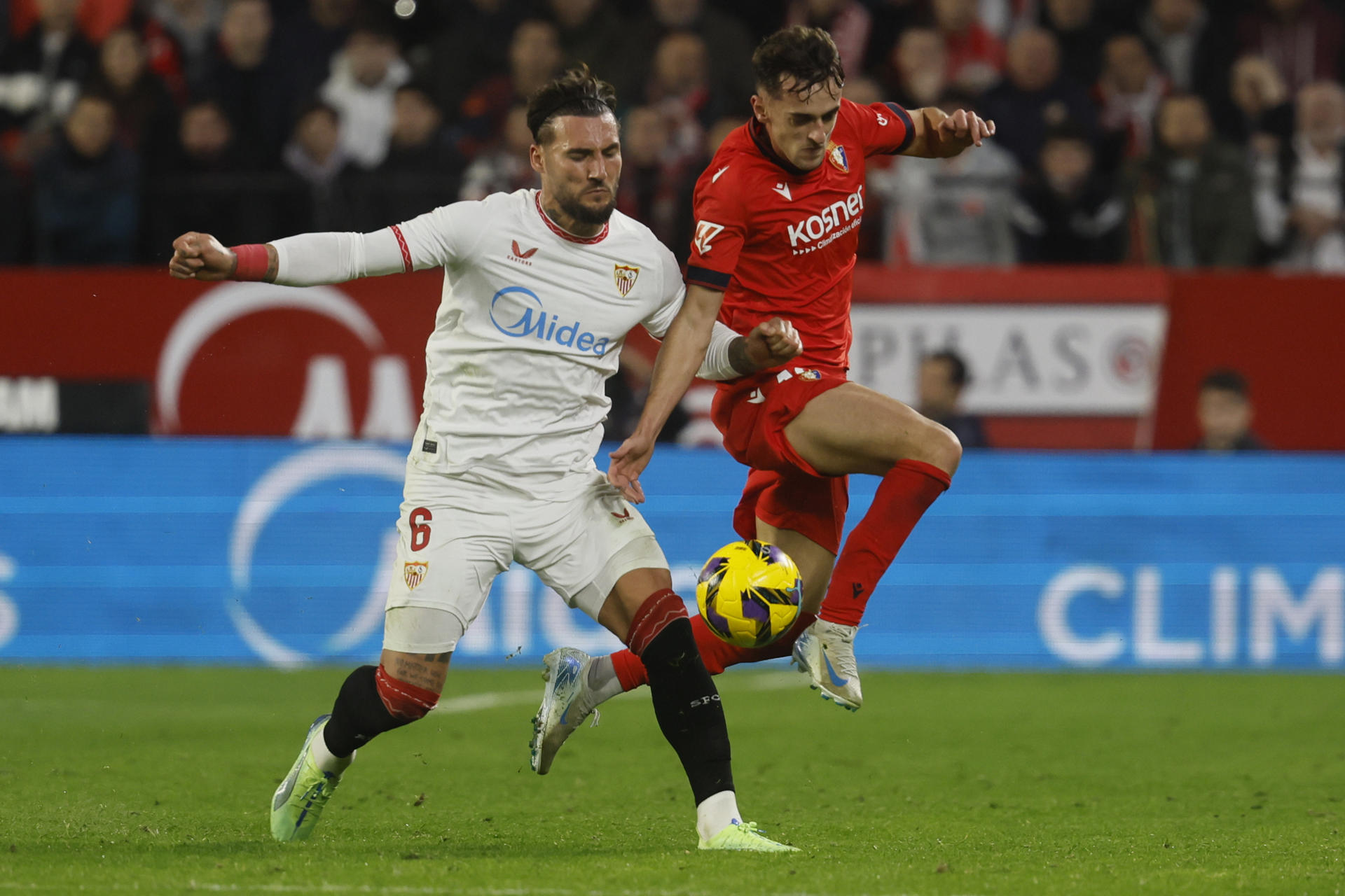El centrocampista del Sevilla Nemanja Gudelj (i) pelea un balón con Aimar Oroz, de Osasuna, durante el partido de LaLiga que Sevilla FC y CA Osasuna de la primera vuelta en el estadio Ramón Sánchez-Pizjuán. en foto de archivo de José Manuel Vidal. EFE
