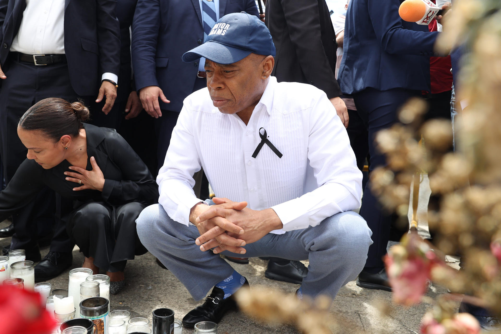 El alcalde de Nueva York, Eric Adams, observa un homenaje a las víctimas del accidente en la discoteca Jet Set cuyo techo se desplomó, este lunes en Santo Domingo (República Dominicana). EFE/ Orlando Barría