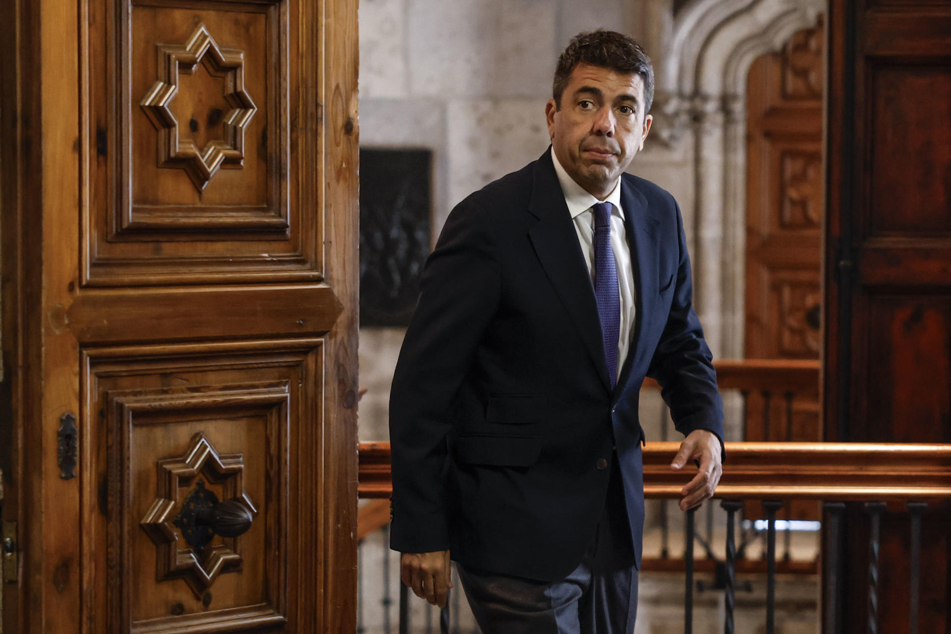 El president de la Generalitat, Carlos Mazón hoy en Valéncia a su llegada a una reunión. EFE/Ana Escobar