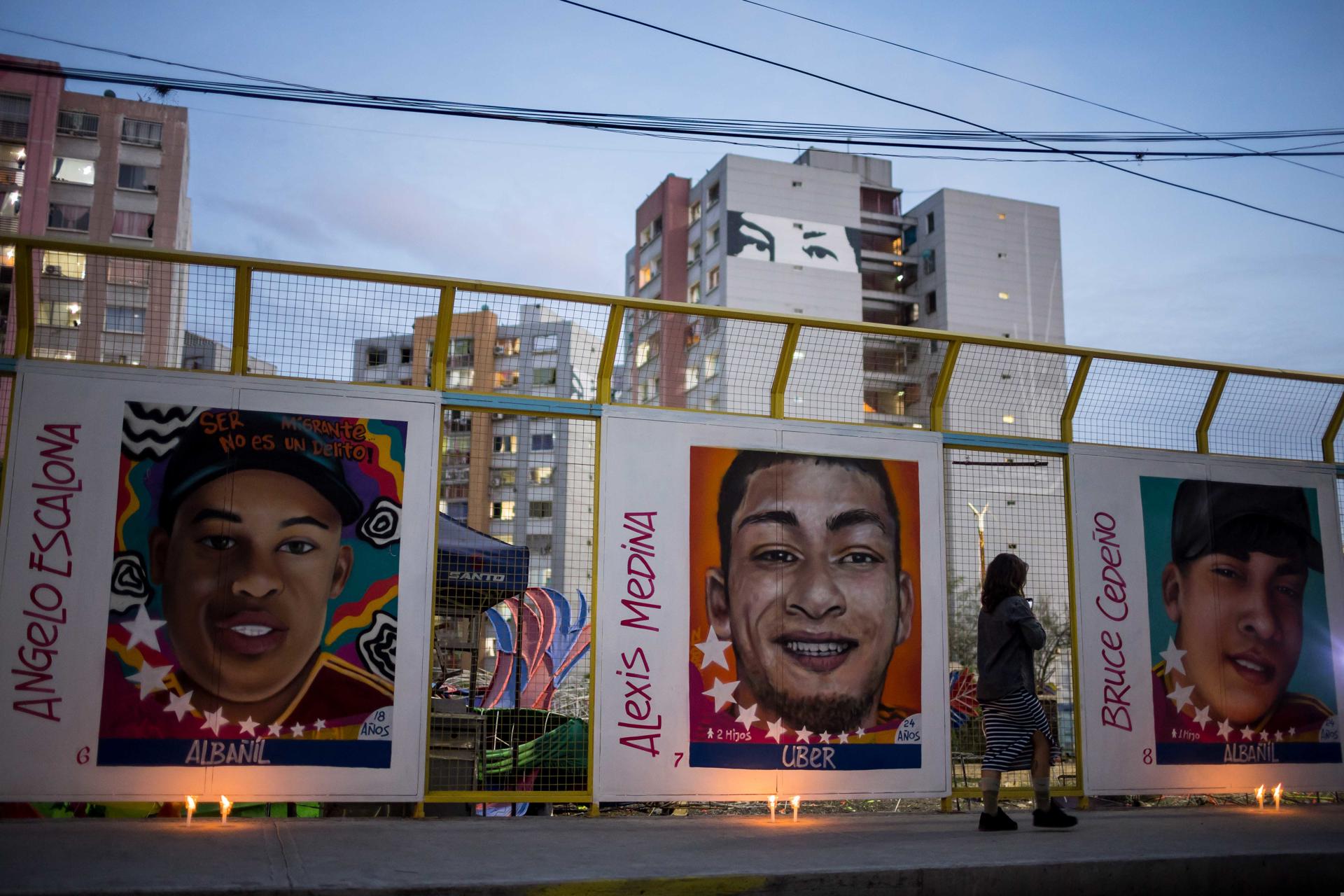 Fotografía de archivo que muestra murales sobre venezolanos deportados por Estados Unidos y enviados a una cárcel en El Salvador. EFE/ Miguel Gutiérrez