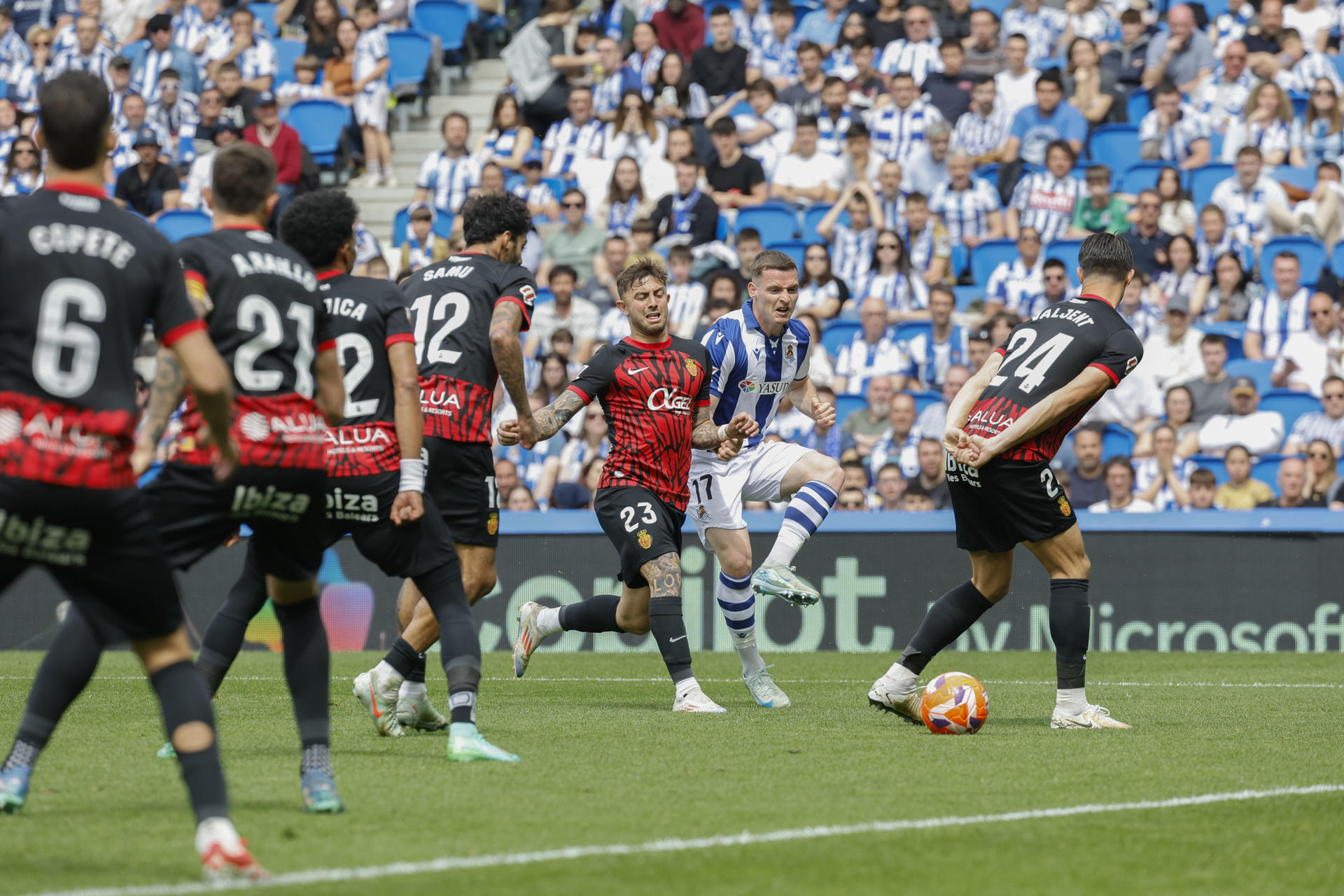 El centrocampista de la Real Sociedad Sergio Gómez (2d) disputa un balón ante el defensa del Mallorca Pablo Maffeo (3d), durante el encuentro que disputan este sábado en el estadio de Anoeta, Real Sociedad y Mallorca, correspondiente a la jornada 31 de LaLiga EA Sports. EFE/ Javier Etxezarreta