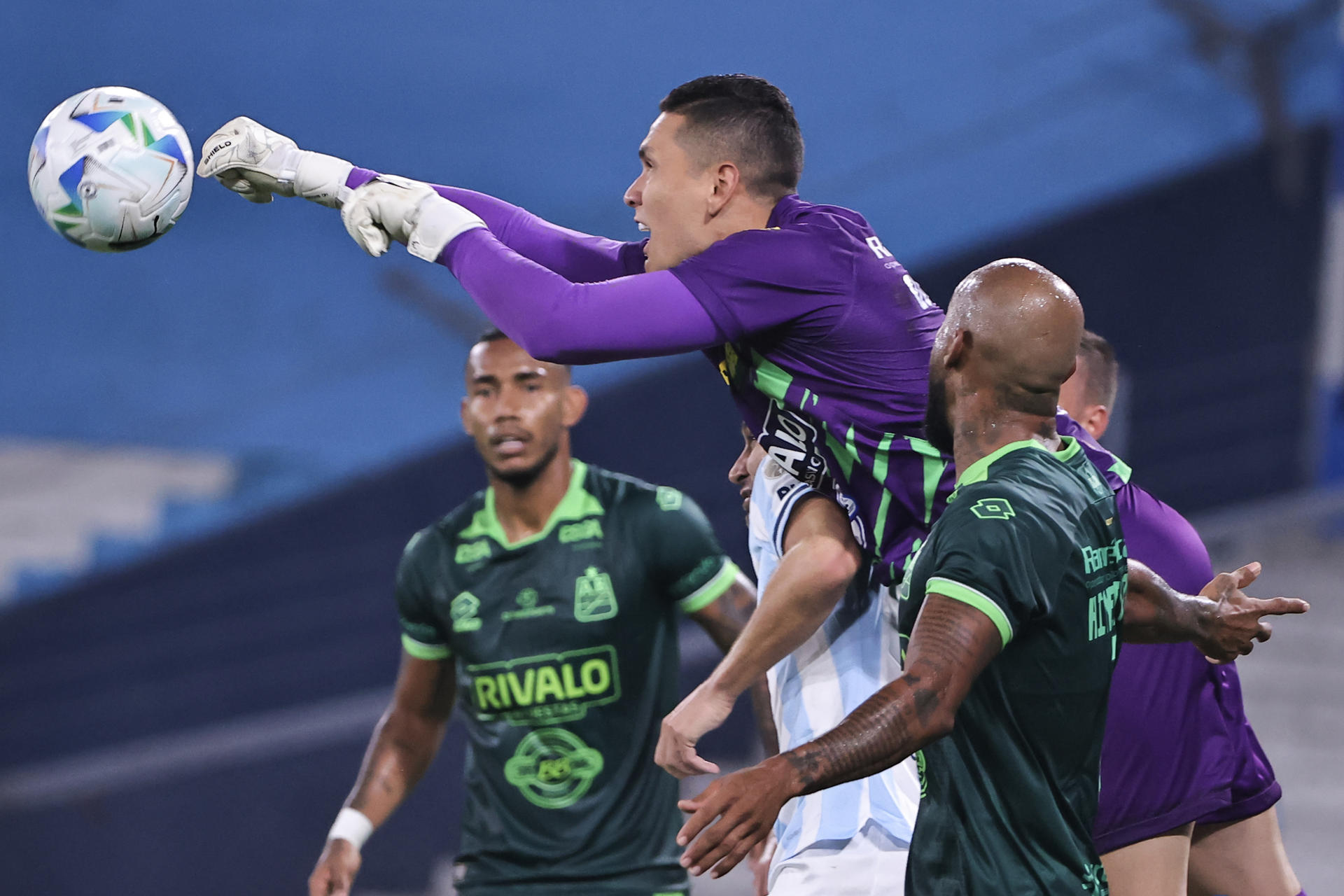 Aldair Quintana de Atlético Bucaramanga responde un balón en un partido de la fase de grupos de la Copa Libertadores. EFE/ Juan Ignacio Roncoroni