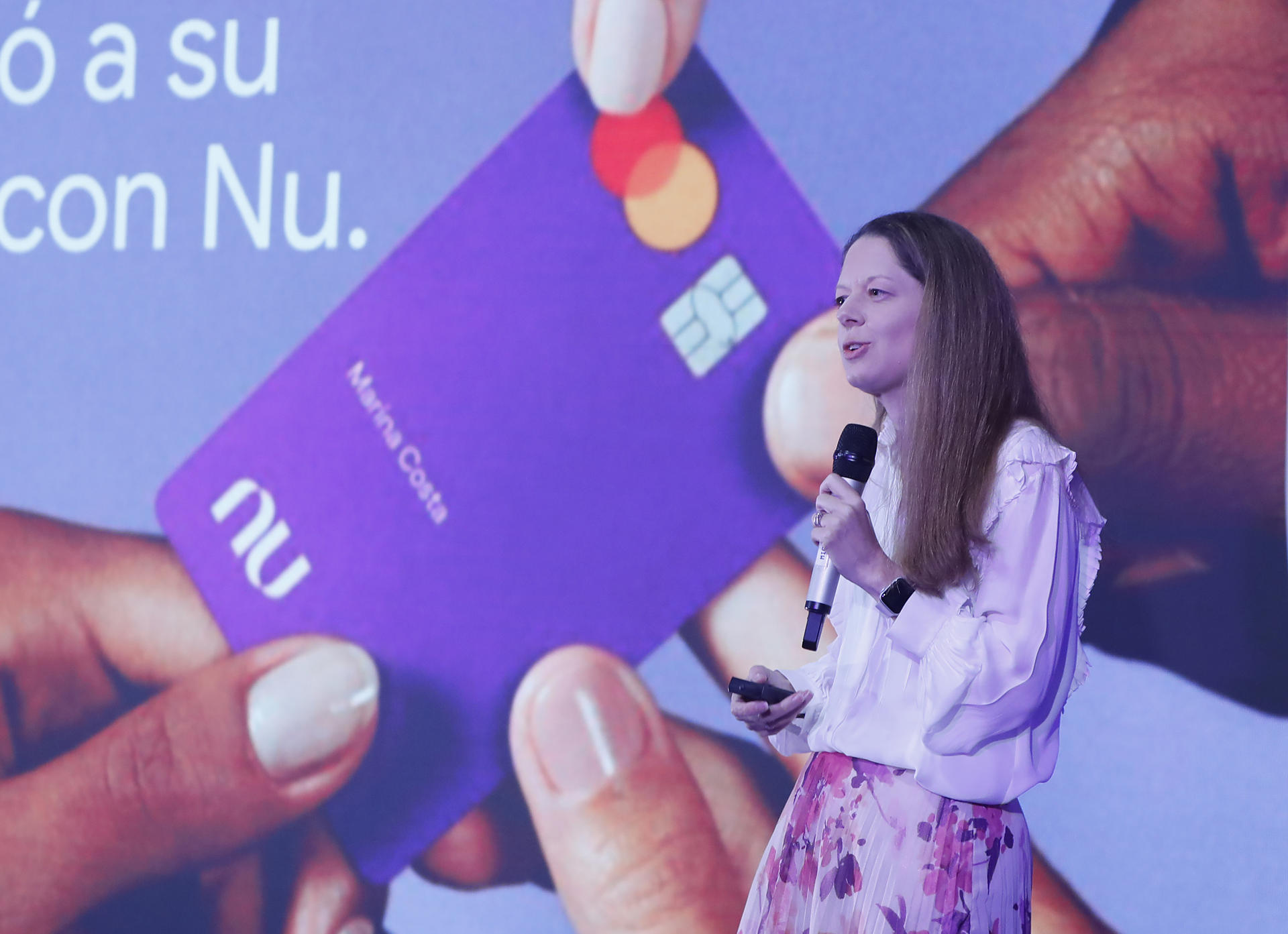 La directora de producto y tecnología de Nu México, Claudia Alva, habla durante una rueda de prensa en la Ciudad de México (México). Archivo.EFE/ Mario Guzmán