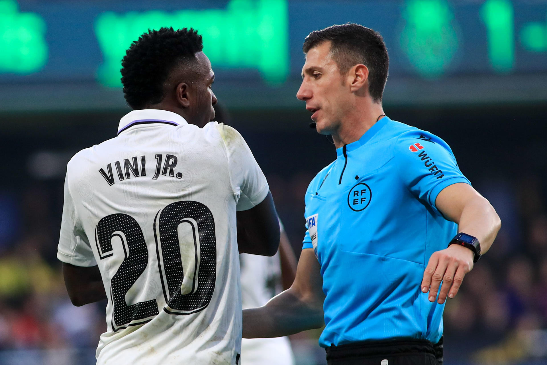 El delantero del Real Madrid Vinicius Jr junto al árbitro César Soto Grado en una imagen de archivo.- EFE / Domenech Castelló