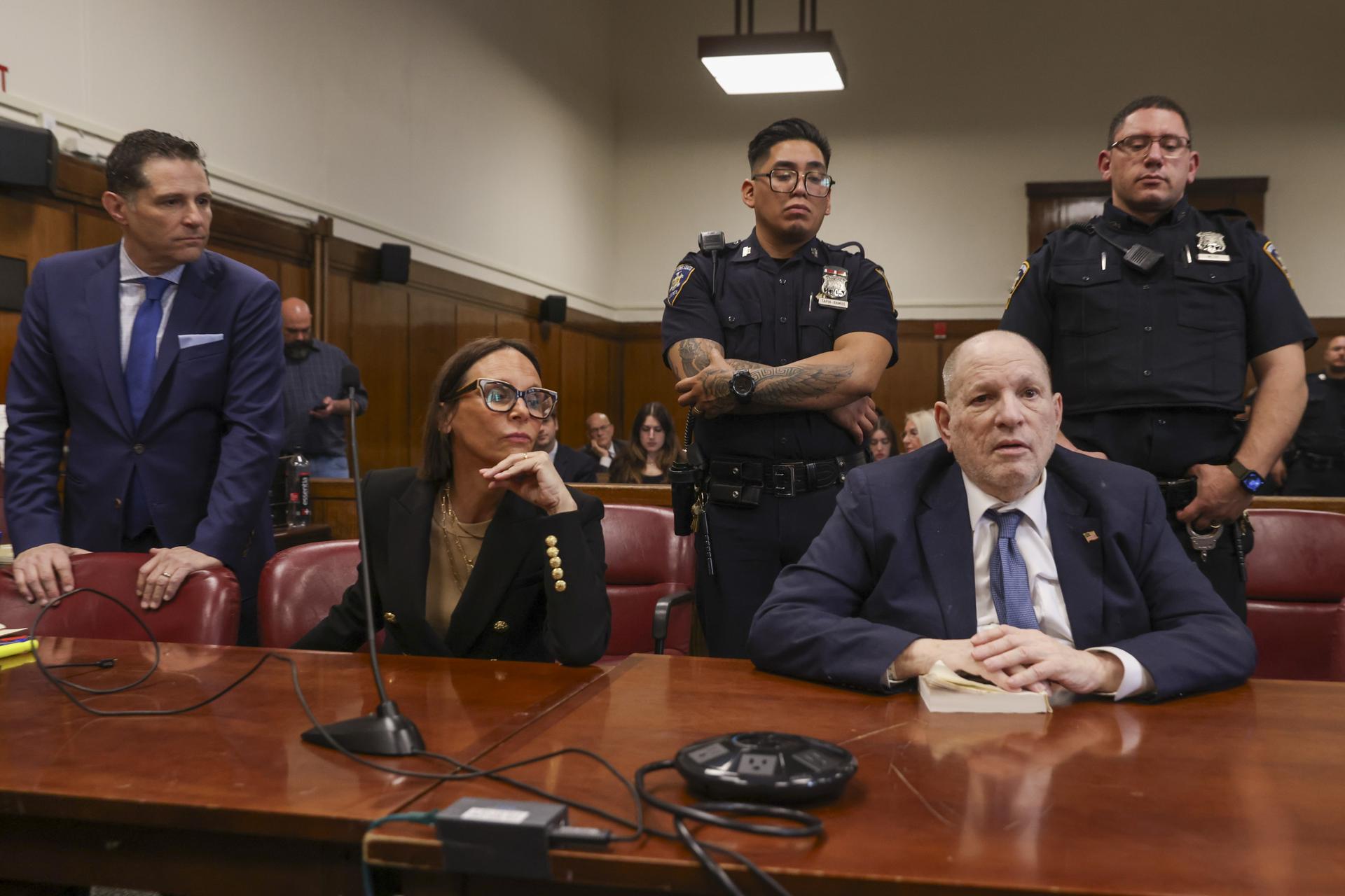 El productor de cine Harvey Weinstein (d) comparece ante el tribunal para su nuevo juicio en el Tribunal Penal de Manhattan en Nueva York. EFE/EPA/SARAH YENESEL
