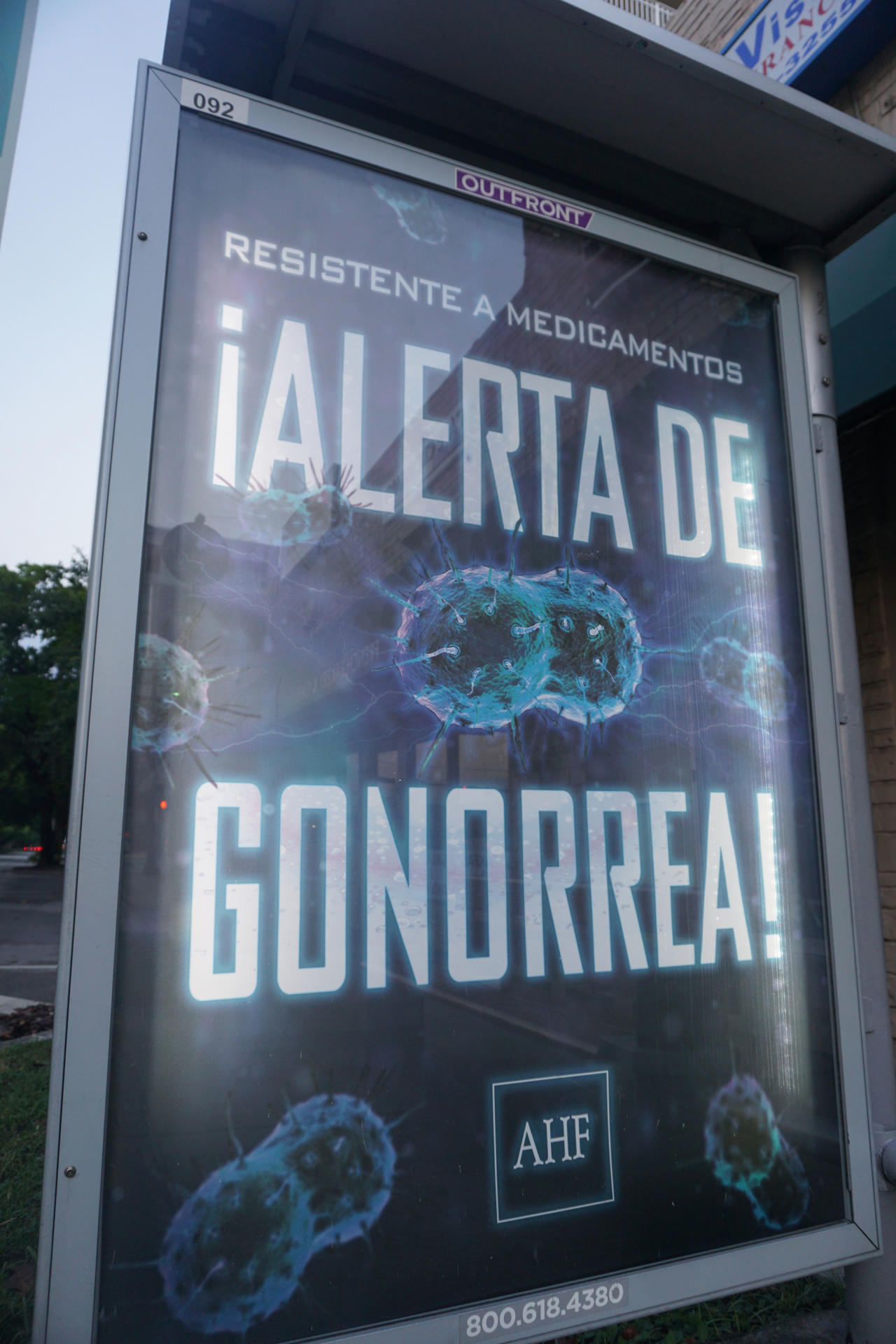 Imagen de archivo de una valla que formó parte de una campaña impulsada por la organización AIDS Healthcare Foundation (AHF) por el aumento de los casos de gonorrea, del 3 de agosto de 2018, en una calle de Miami, Florida (EE.UU.). EFE/Mar Vila