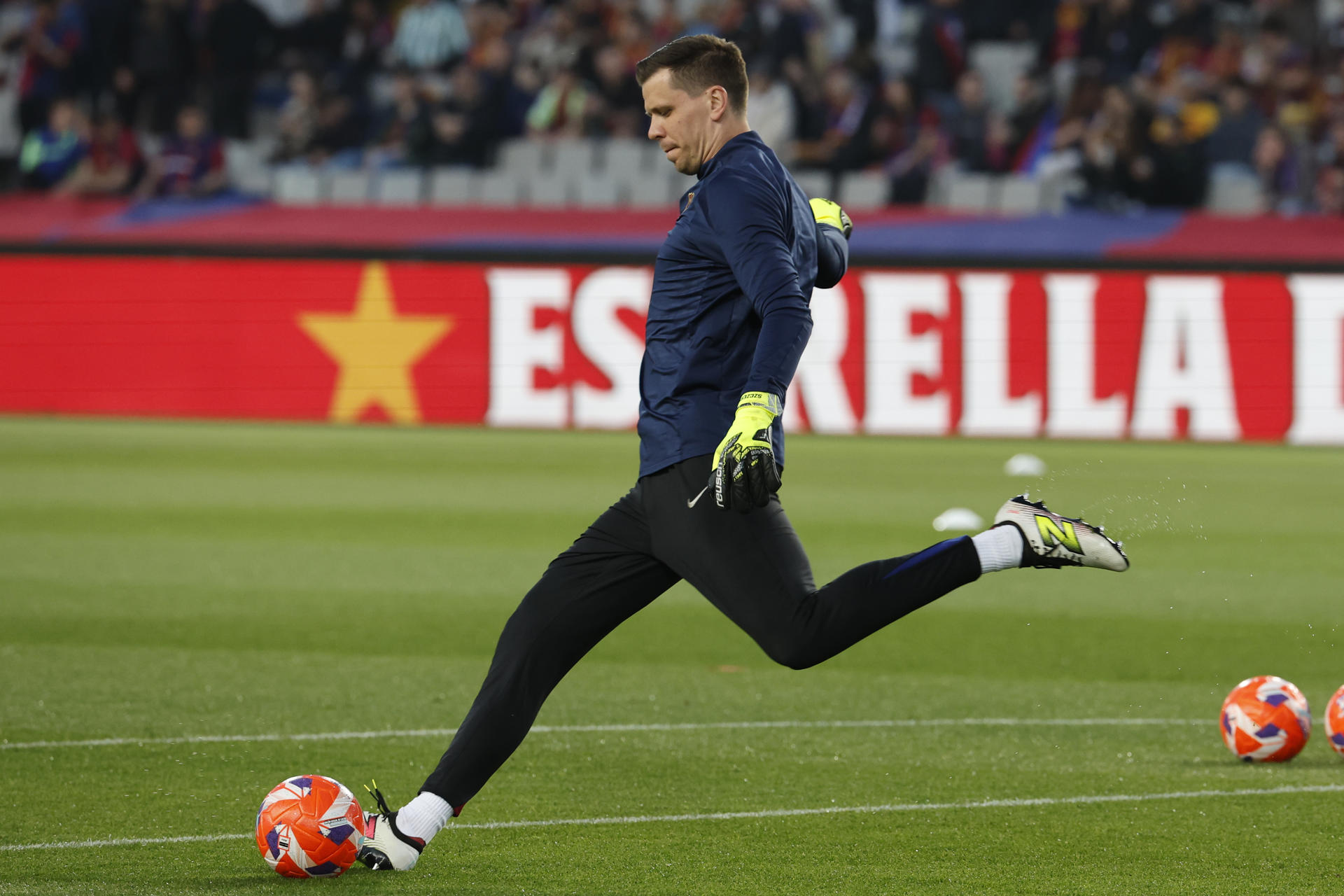 El portero polaco del Barcelona Wojciech Szczesny en el calentamiento previo al partido de LaLiga entre el Barcelona y el Betis, este sábado en el Estadio Olímpico Lluis Companys de Barcelona. EFE/ Toni Albir