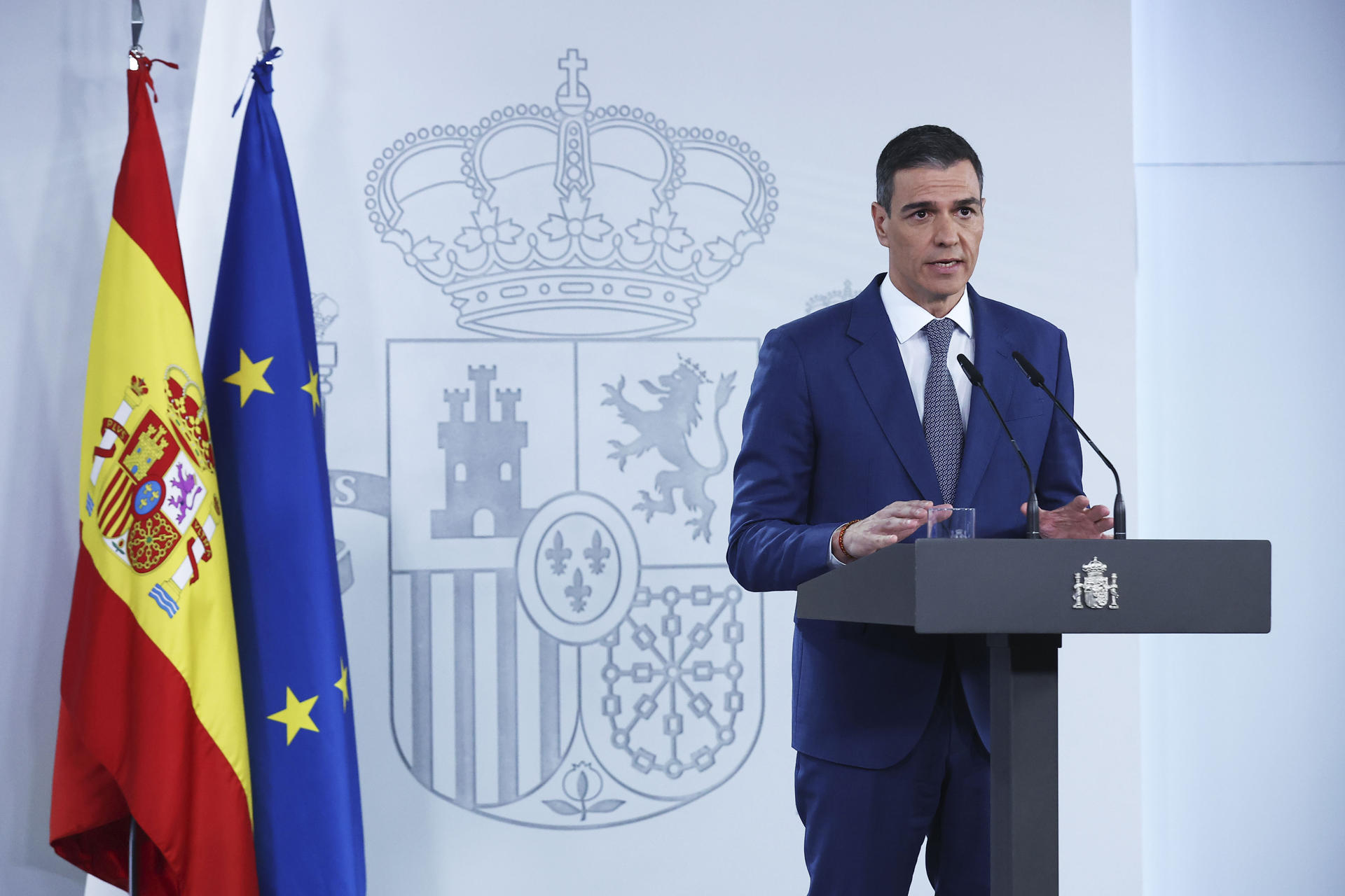 El presidente del Gobierno, Pedro Sánchez, ofrece una rueda de prensa este lunes, en Madrid, con motivo del apagón eléctrico que sufre el país. EFE/ Pool Moncloa / Fernando Calvo SOLO USO EDITORIAL SOLO DISPONIBLE PARA ILUSTRAR LA NOTICIA QUE ACOMPAÑA (CRÉDITO OBLIGATORIO)