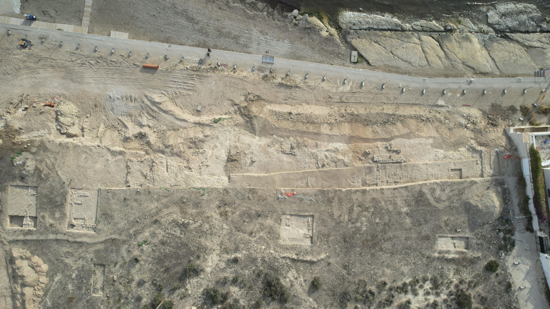 Restos de una villa romana asociada a la antigua ciudad de Lucentum, que dio origen a la de Alicante, han sido hallados en el nuevo yacimiento arqueológico de La Almadraba, donde han aparecido nuevas estructuras de viviendas, monedas y abundante material cerámicos de entre los siglos III a.C. y IV d.C. Estos vestigios han sido descubiertos coincidiendo con la ejecución del proyecto de reurbanización del entorno de La Almadraba, incluido en el Plan Territorial de Sostenibilidad Turística en Destino, financiado con fondos europeos Next Generation. EFE/ Ayuntamiento de Alicante/SOLO USO EDITORIAL/SOLO DISPONIBLE PARA ILUSTRAR LA NOTICIA QUE ACOMPAÑA (CRÉDITO OBLIGATORIO)