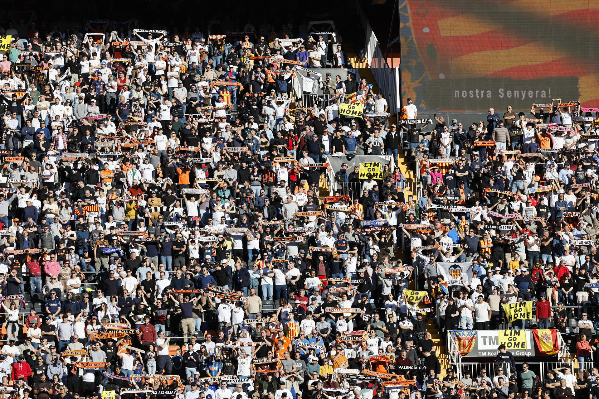Vista de la grada durante el partido de la jornada 29 de LaLiga entre Valencia y Mallorca, este domingo en el estadio de Mestalla en foto de archivo de Ana Escobar