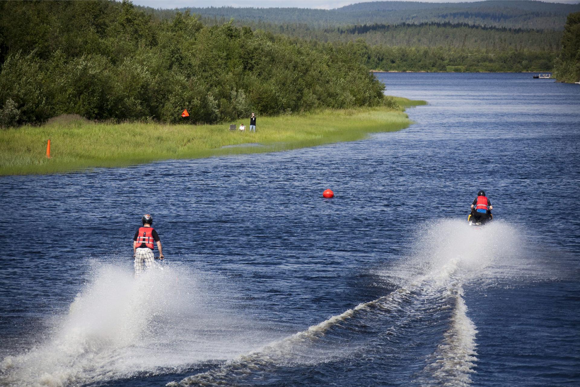 Imagen de archivo de una competición estival de motos de agua en el río Ivalo, al norte de Finlandia. EFE/Toni Vaisanen/Archivo