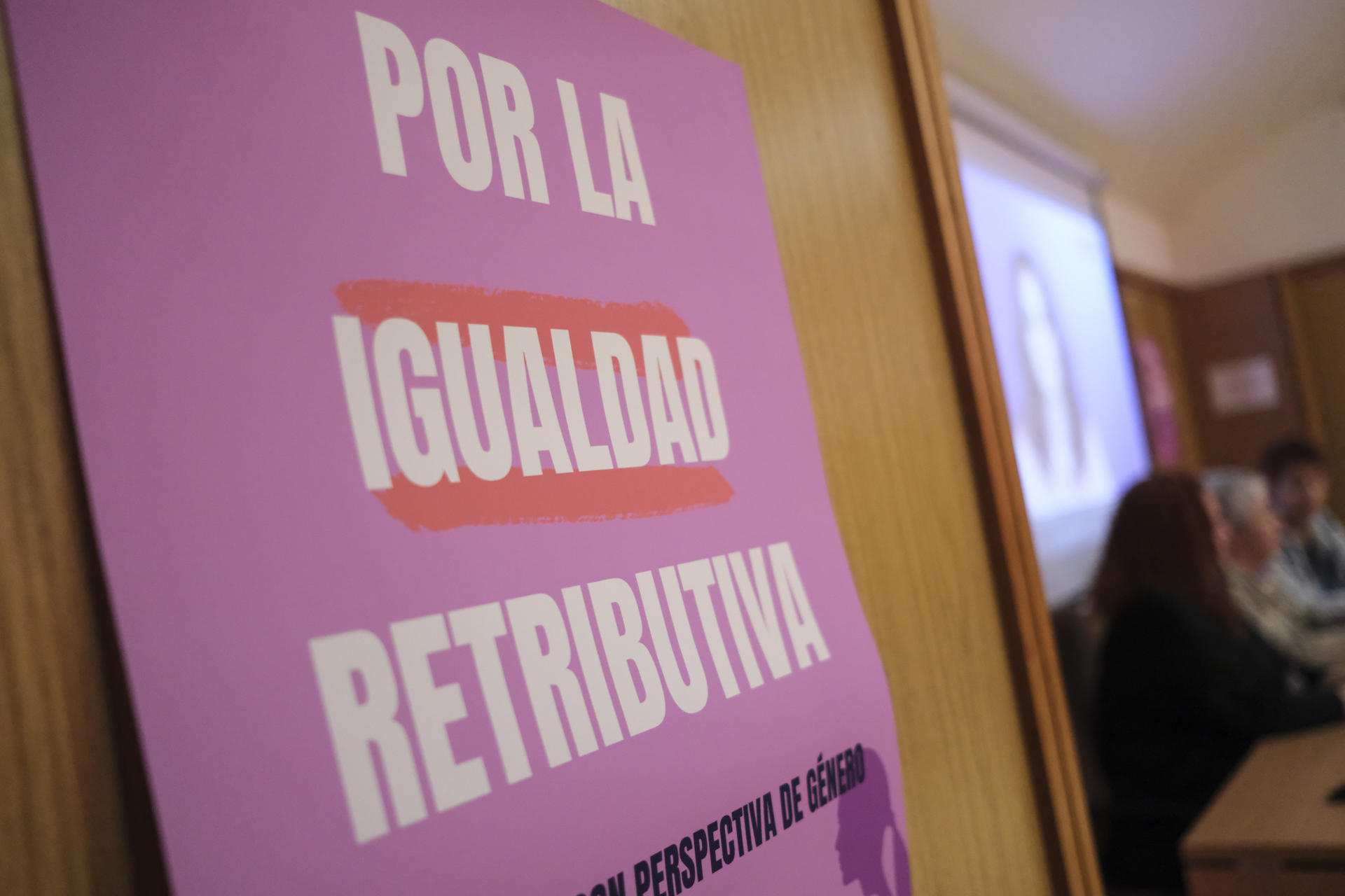 Imagen de archivo de un cartel en el que se reclama la igualdad salarial.EFE/Alberto Valdés