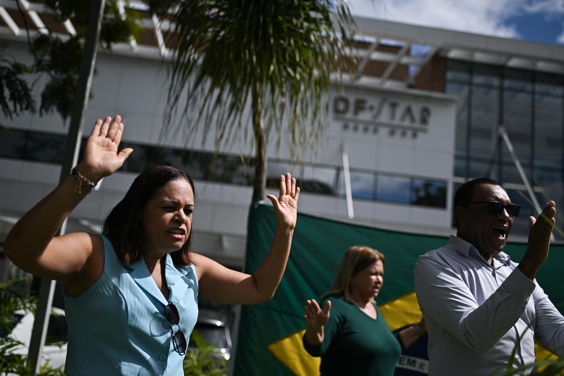 Simpatizantes del expresidente de Brasil Jair Bolsonaro muestran su apoyo frente al Hospital DF Star, donde se encuentra el exmandatario, este lunes en Brasilia (Brasil). EFE/ Andre Borges