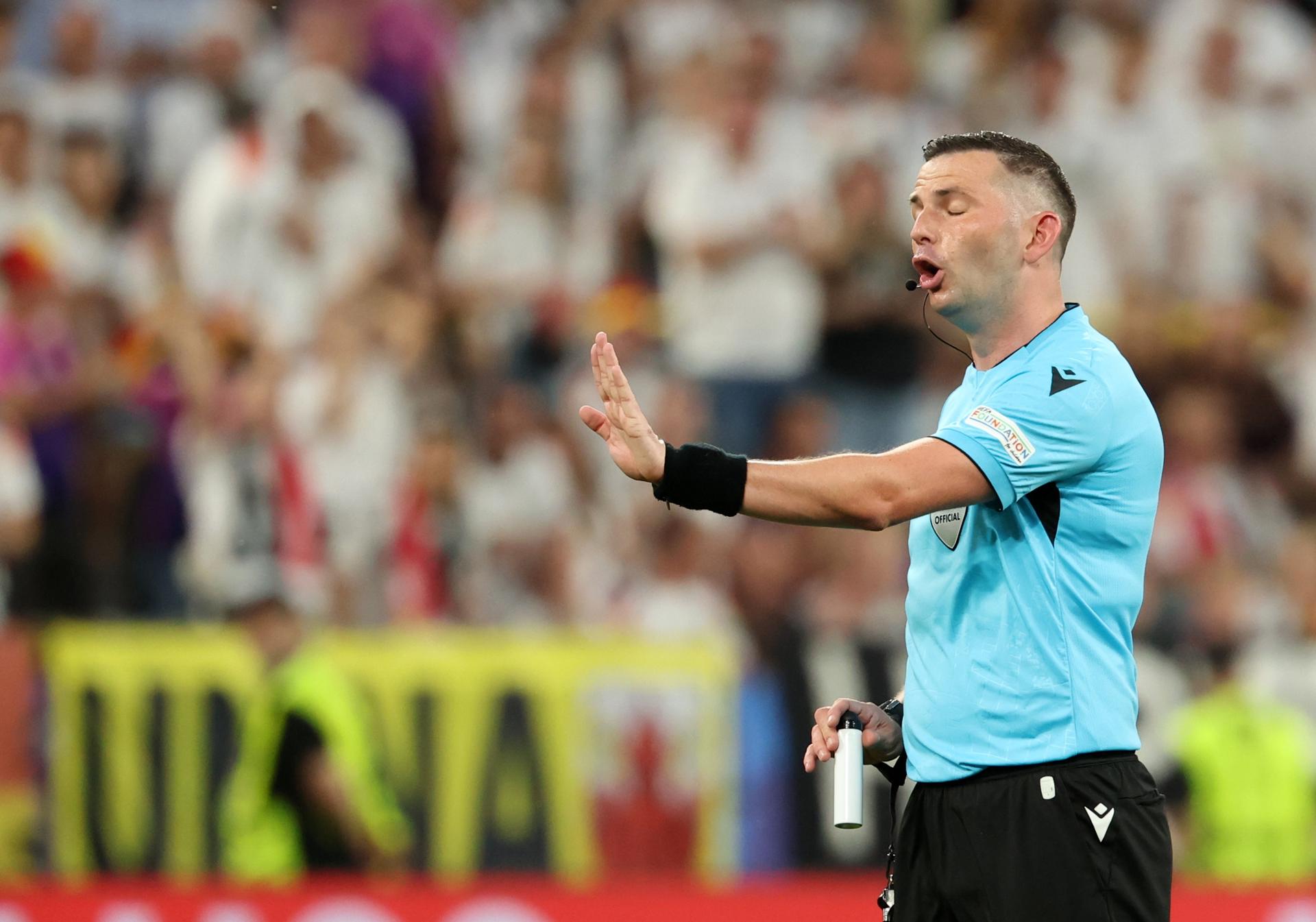 El inglés Michael Oliver, árbitro del Real Betis-Fiorentina, ida de la semifinal de la Liga Conferencia. EFE/EPA/FRIEDEMANN VOGEL