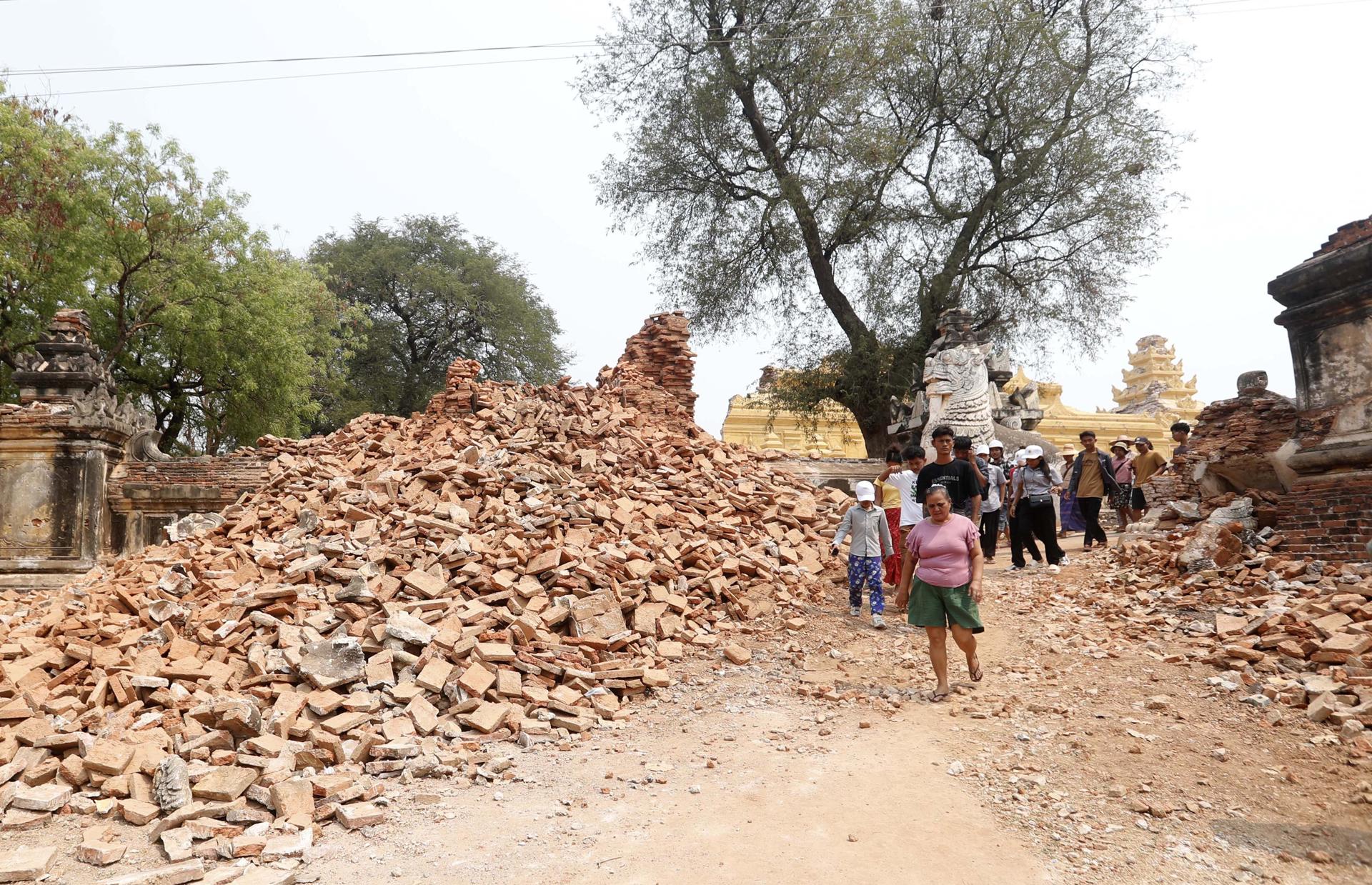 Un monasterio de Birmania dañado por el terremoto. 
EFE/EPA/NYEIN CHAN NAING