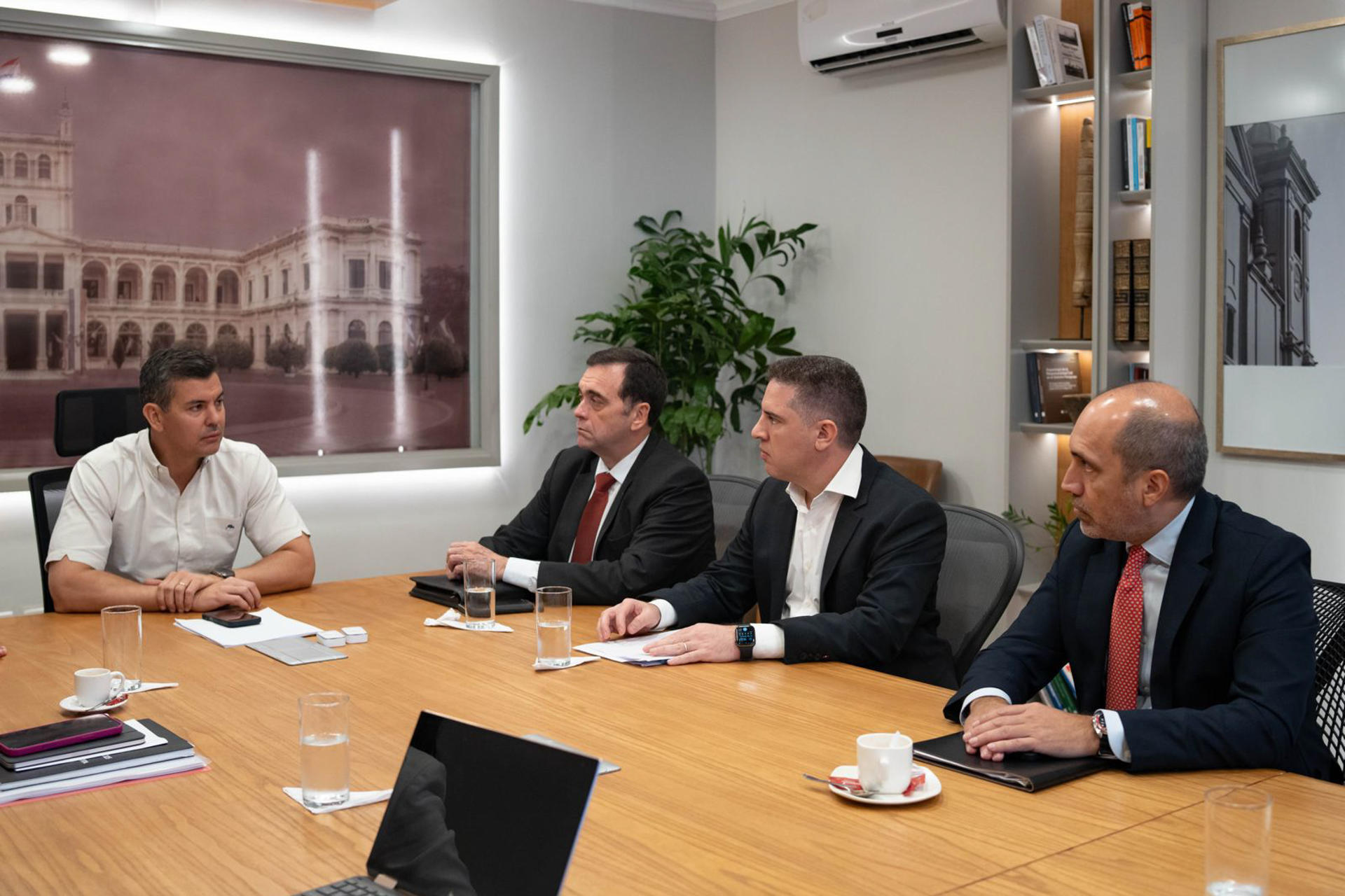 Desde la izquierda el presidente de Paraguay, Santiago Peña; el embajador de Paraguay ante Brasil, Juan Delgadillo; el ministro de Tecnologías de la Información y Comunicación de Paraguay, Gustavo Villate, y el vicecanciller de Paraguay, Víctor Verdún; durante una reunión en la residencia presidencial (Mburuvicha Roga en guaraní) este lunes, en Asunción (Paraguay). EFE/ Presidencia de Paraguay