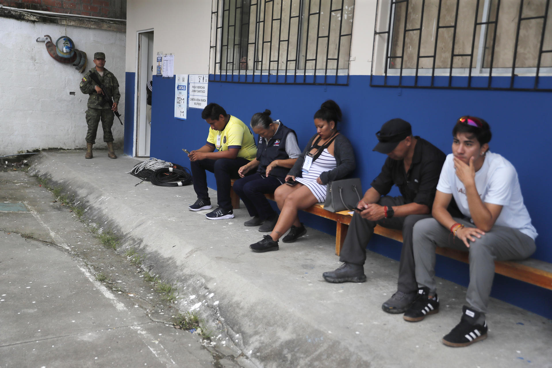 Personas hacen fila para votar durante la jornada electoral este domingo en Olón (Ecuador). EFE/Carlos Duran Araujo