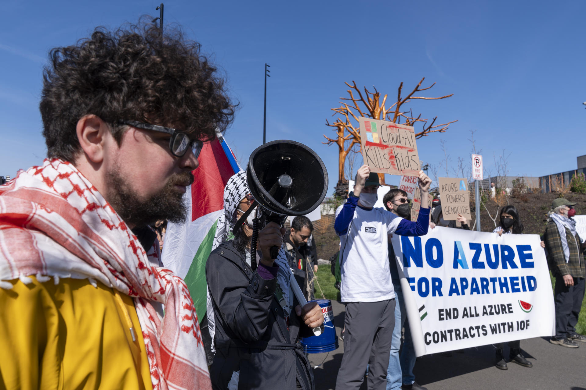 Un grupo de personas protesta a favor de Palestina afuera de donde se realiza la presentación de los 50 años de Microsoft este viernes en Seattle (Estados Unidos). EFE/ Angel Colmenares