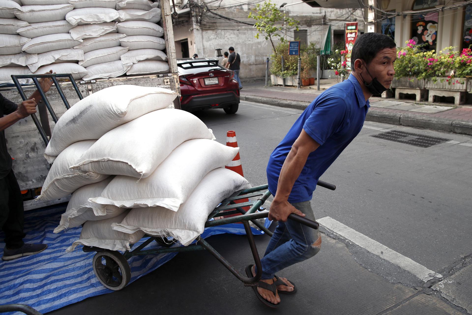 Un trabajador descarga sacos de arroz en Bangkok.
EFE/EPA/RUNGROJ YONGRIT