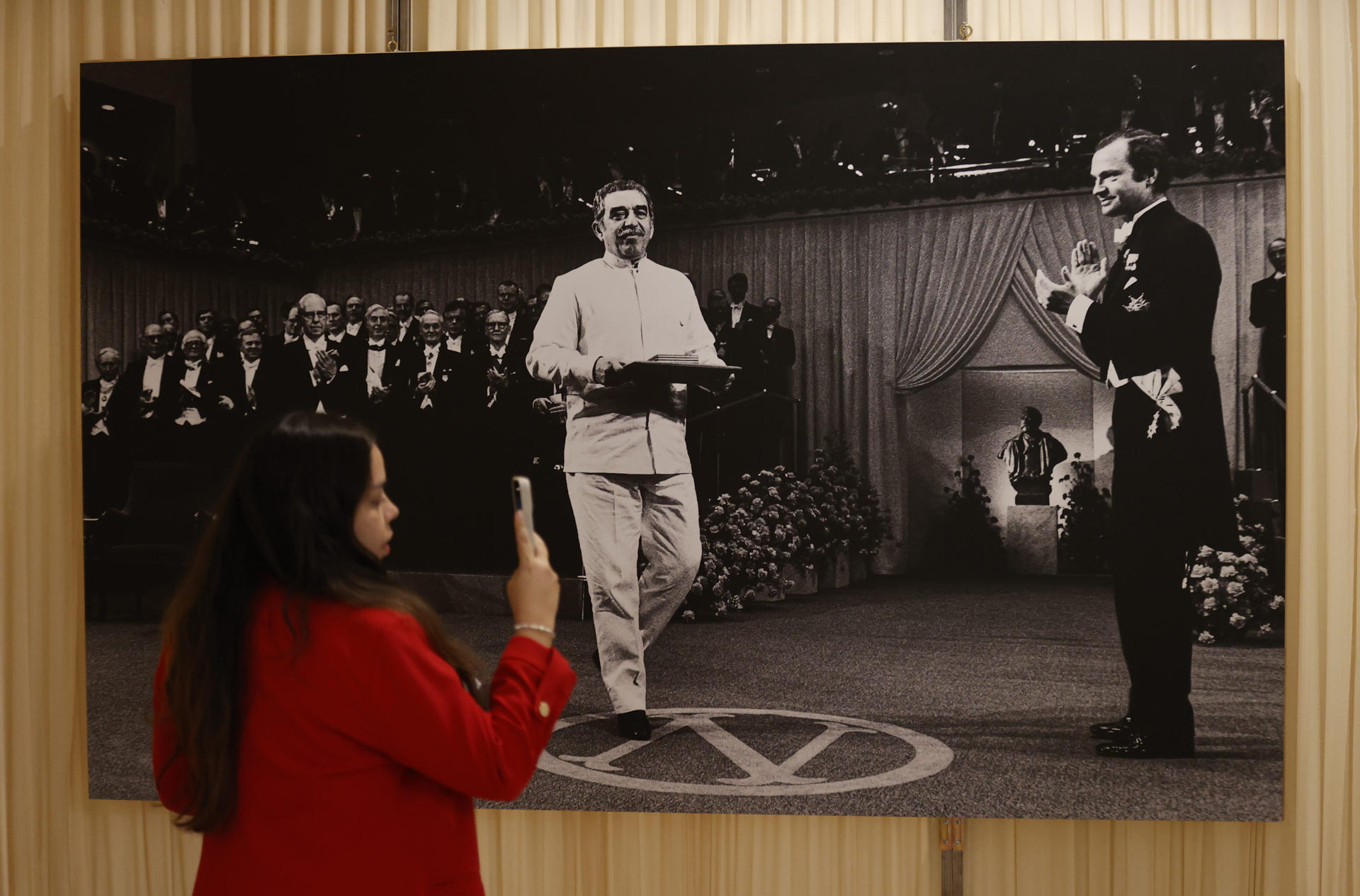 Una mujer toma una foto este miércoles, 23 de abril, al asistir a la exposición 'Todo se sabe: el cuento de la creación de Gabo', tras abrir sus puertas al público, en la Biblioteca Nacional de Colombia, en Bogotá (Colombia). EFE/Mauricio Dueñas