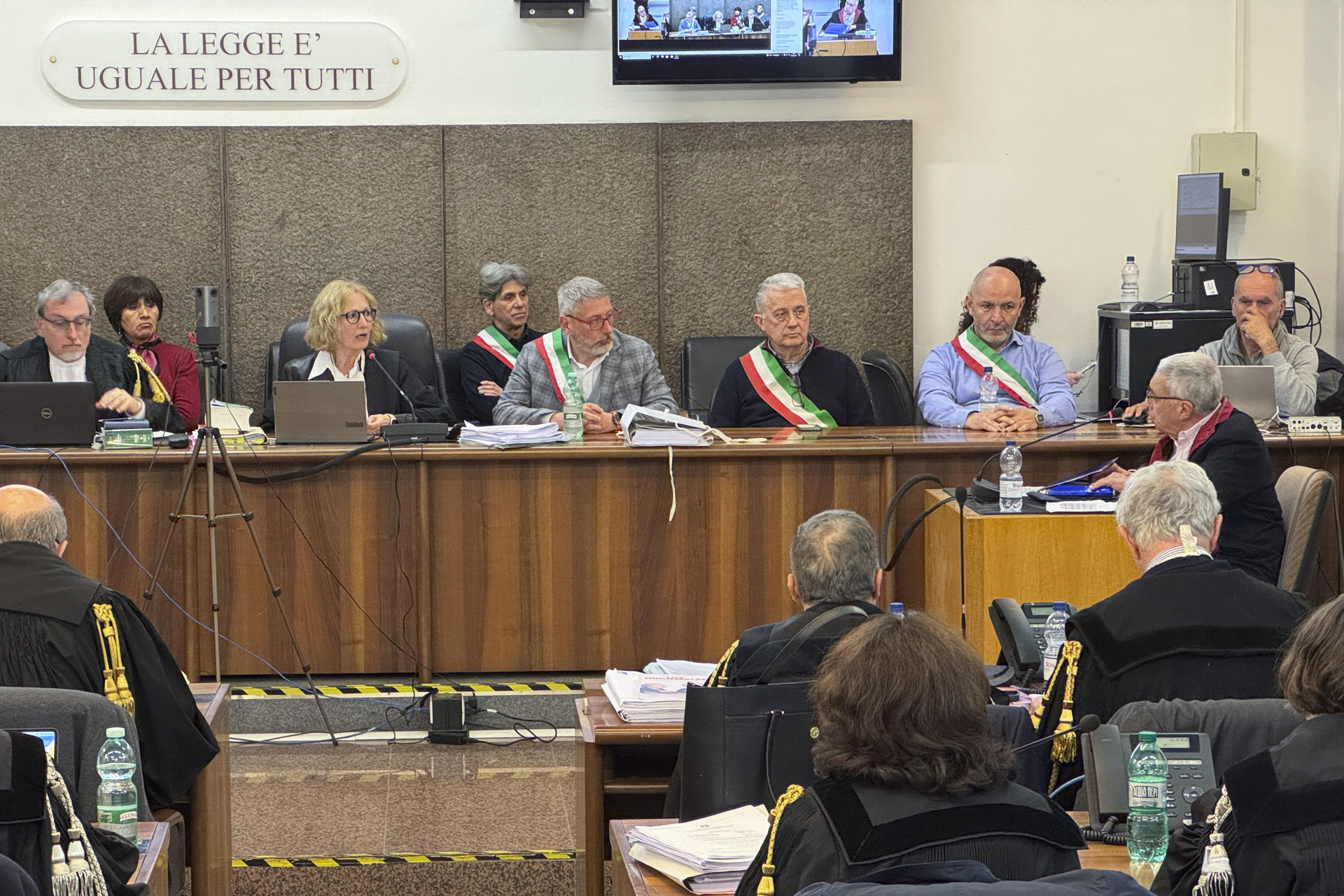 El represor uruguayo Jorge Néstor Troccoli, condenado a cadena perpetua en Italia por sus acciones en el Plan Cóndor en su país en la década de 1970, declara ante el Tribunal de Roma tras mostrarse dispuesto a responder a las preguntas de la acusación en el juicio por el asesinato en 1977 de otras tres personas. EFE/ Daniel Cáceres