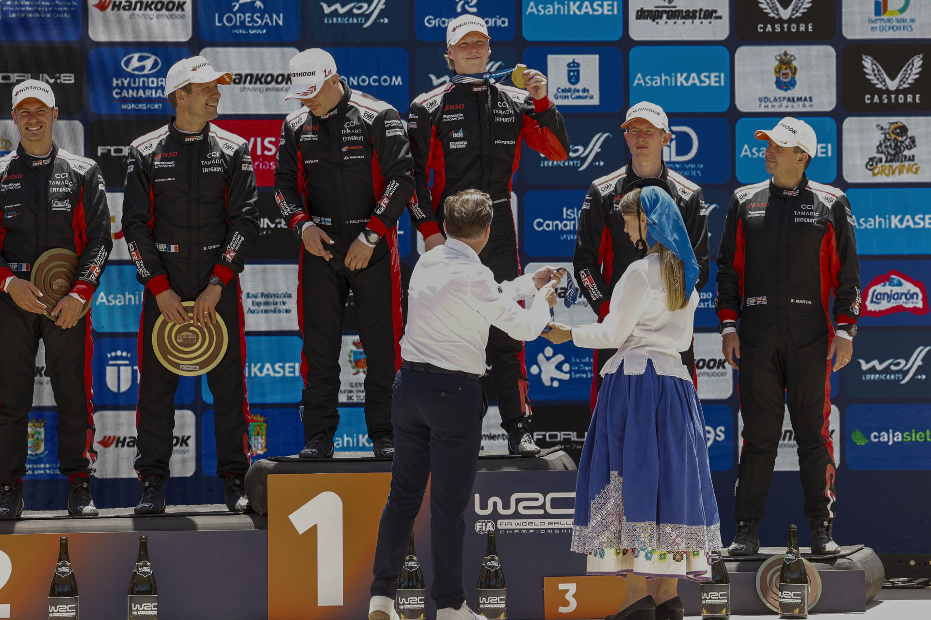 Los pilotos Kalle Rovanperä (3d) y Jonne Halttunen (3i) (Toyota) se proclamaron este domingo vencedores del Rally Islas Canarias-Rally de España en el año de su debut como prueba del Campeonato del Mundo de Rallyes (WRC).Sus compañeros de equipo Sebastien Ogier (2i)y Vicent Landais (i), y Elfin Evans (2d) y Scott Martin (d), obtuvieron el segundo y tercer puesto, respectivamente. En la imagen, los pilotos celebran sus triunfos. EFE/ Elvira Urquijo A.