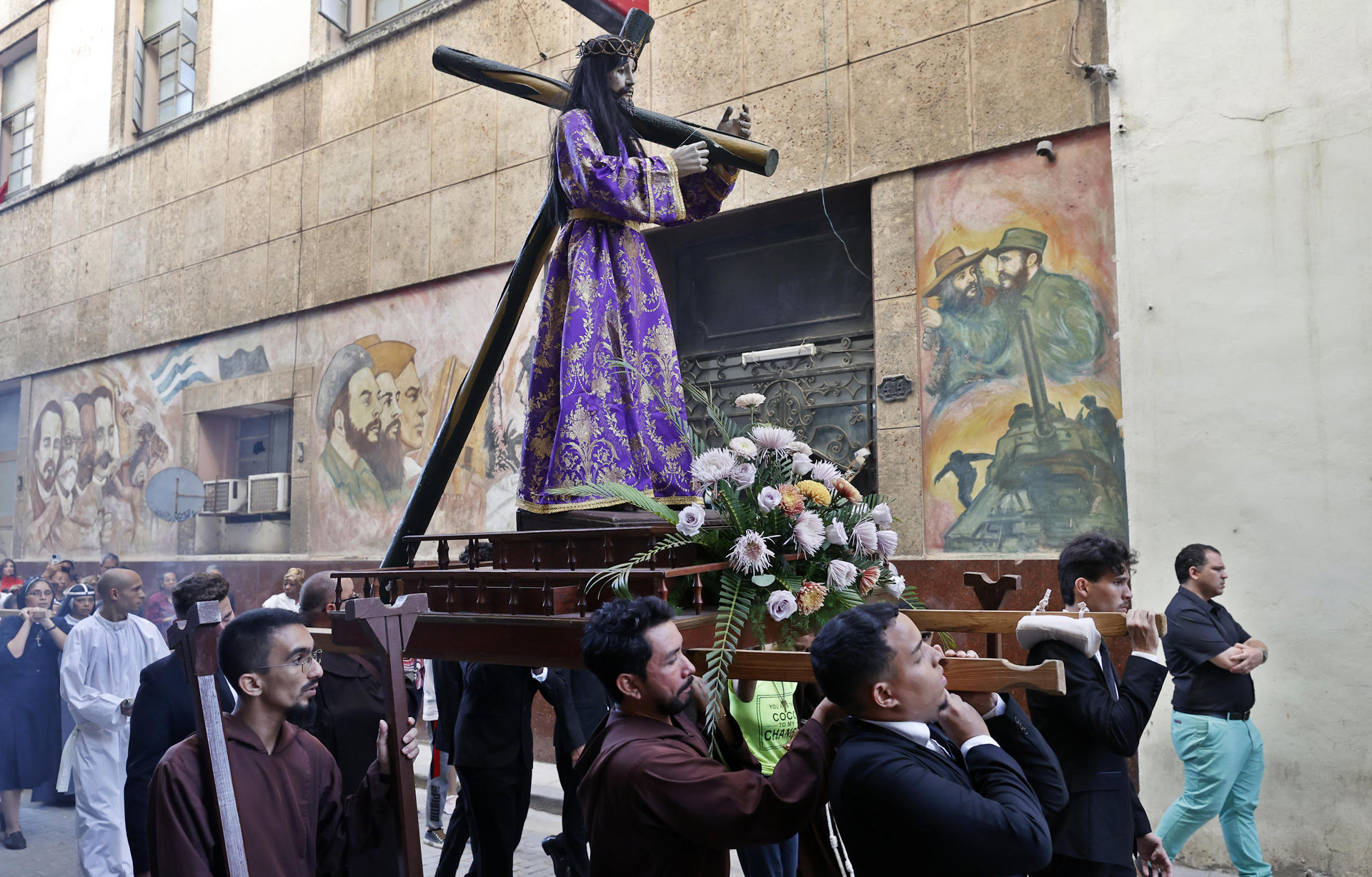 Decenas de fieles católicos cubanos recorrieron las calles del centro histórico de La Habana con el viacrucis de la Amargura que conmemoró la vida, la pasión y la muerte de Jesús este Viernes Santo, recuperado como día festivo por los insulares desde 2012. EFE/ Ernesto Mastrascusa