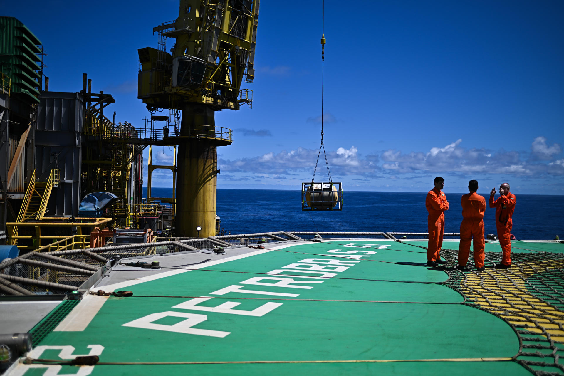 Fotografía de archivo de un grupo de trabajadores en la Plataforma P-51 de la petrolera brasileña Petrobras, en el Campo Marlim Sul, en la Cuenca de Campos, costa norte del Estado de Río de Janeiro (Brasil). EFE/Andre Borges