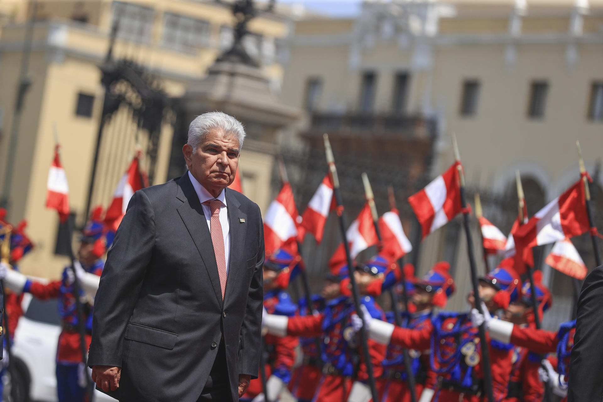 Fotografía cedida este viernes, 11 de abril, por la Presidencia de Perú en la que aparece el presidente de Panamá, José Raúl Mulino, a su llegada al Palacio de Gobierno, en Lima (Perú). EFE/Presidencia de Perú