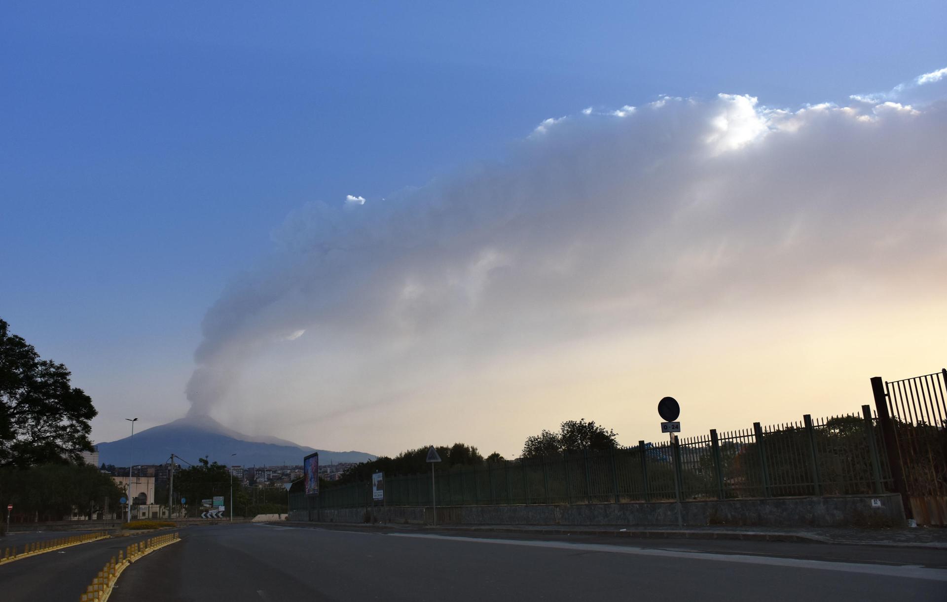 Imagen de archivo de julio de 2024 del Etna en erupción. EFE/EPA/ORIETTA SCARDINO