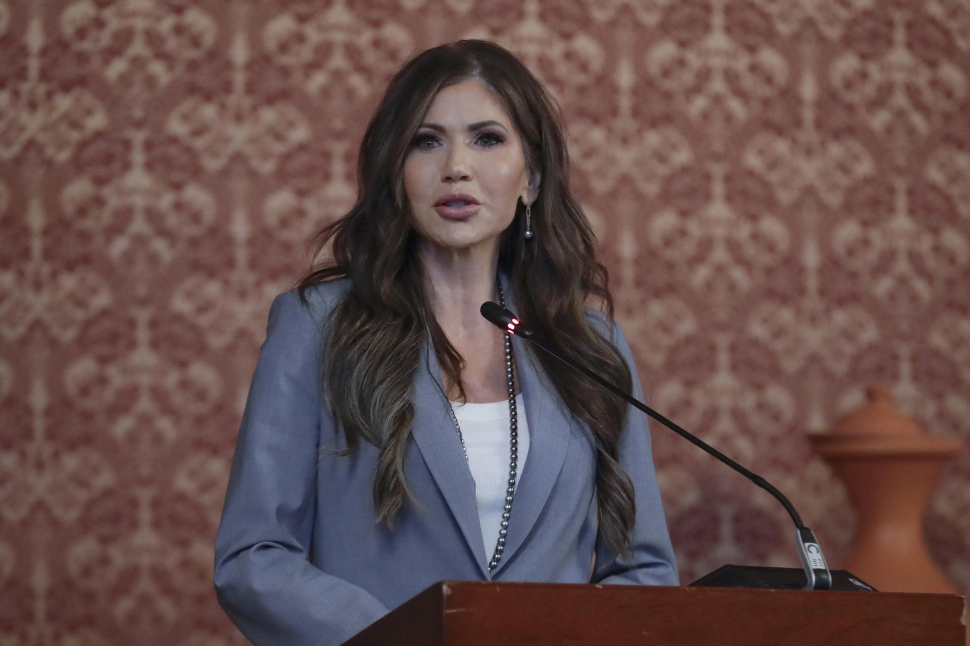 Foto de archivo de la secretaria de Seguridad Nacional de Estados Unidos, Kristi Noem, en una rueda de prensa en Bogotá (Colombia). EFE/ Carlos Ortega