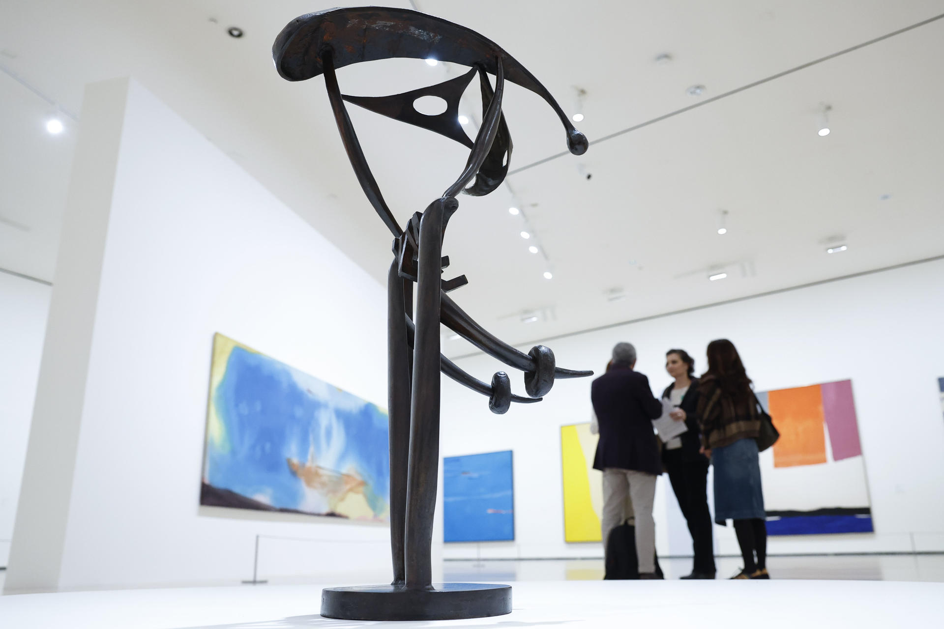 El Museo Guggenheim Bilbao ha presentado este jueves la exposición 'Helen Frankenthaler. Pintura sin reglas', que recoge un recorrido cronológico por la prolífica carrera de esta artista estadounidense pionera de la abstracción. EFE/ Miguel Toña