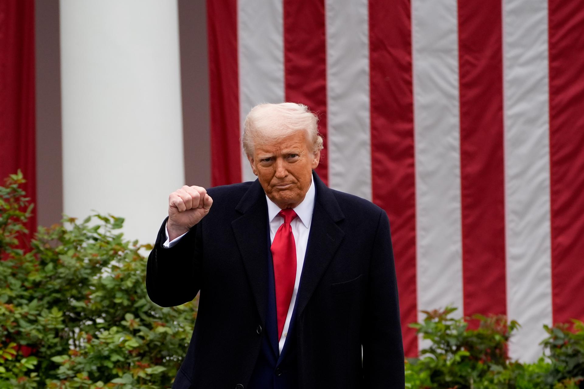 El presidente de EE.UU., Donald Trump, hace gestos durante un anuncio arancelario en el Jardín de Rosas de la Casa Blanca en Washington, DC, EE.UU., 2 de abril de 2025. EFE/EPA/KENT NISHIMURA / POOL