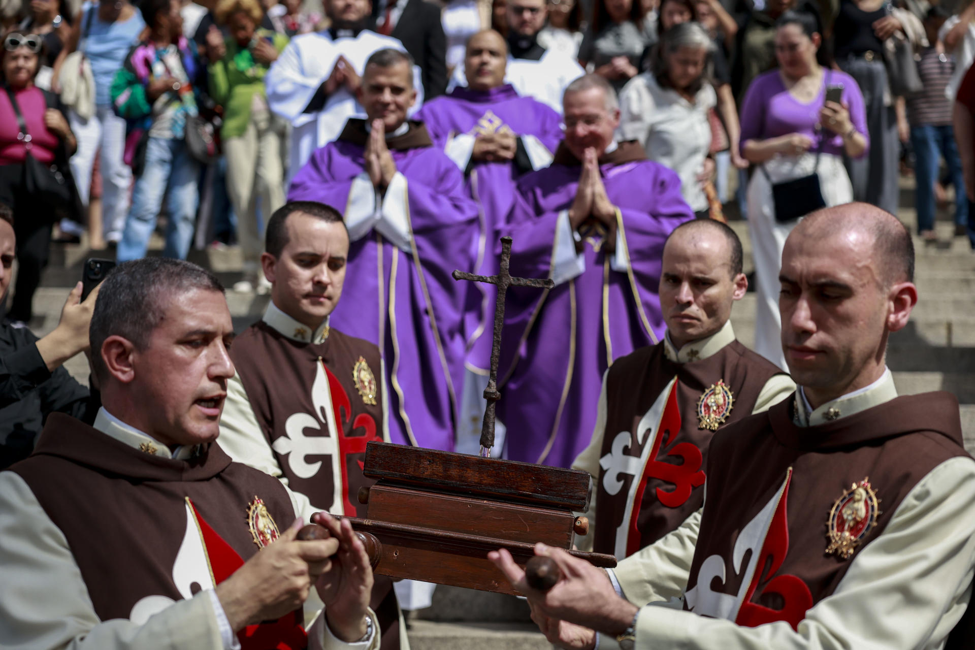 Personas transportan la cruz que se utilizó en la primera misa oficiada en Brasil, en el año 1500, durante una celebración este martes, en la Catedral Metropolitana de São Paulo (Catedral da Sé) en São Paulo (Brasil). EFE/ Sebastiao Moreira