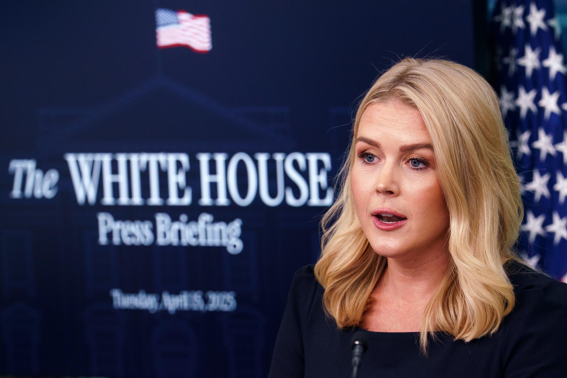La portavoz de la Casa Blanca, Karoline Leavitt, al intervenir este martes, 15 de abril, durante su rueda de prensa diaria, en Washington DC (EE.UU.). EFE/Will Olíver