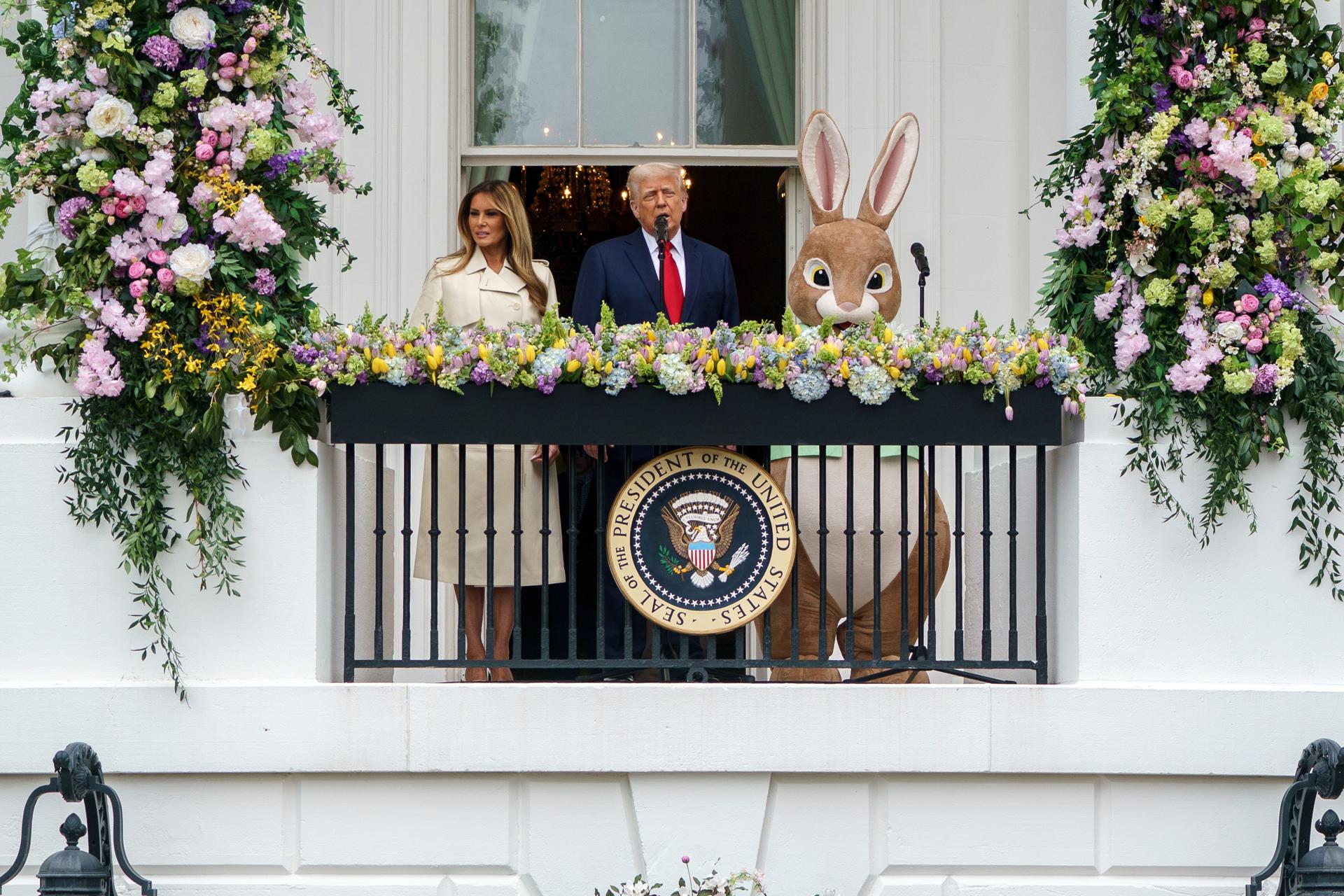 El presidente de Estados Unidos, Donald Trump (C), y la primera dama, Melania Trump (I), asisten al tradicional evento de la Easter Egg Roll 2025 en la Casa Blanca, en Washington (EE.UU.). EFE/EPA/WILL OLIVER