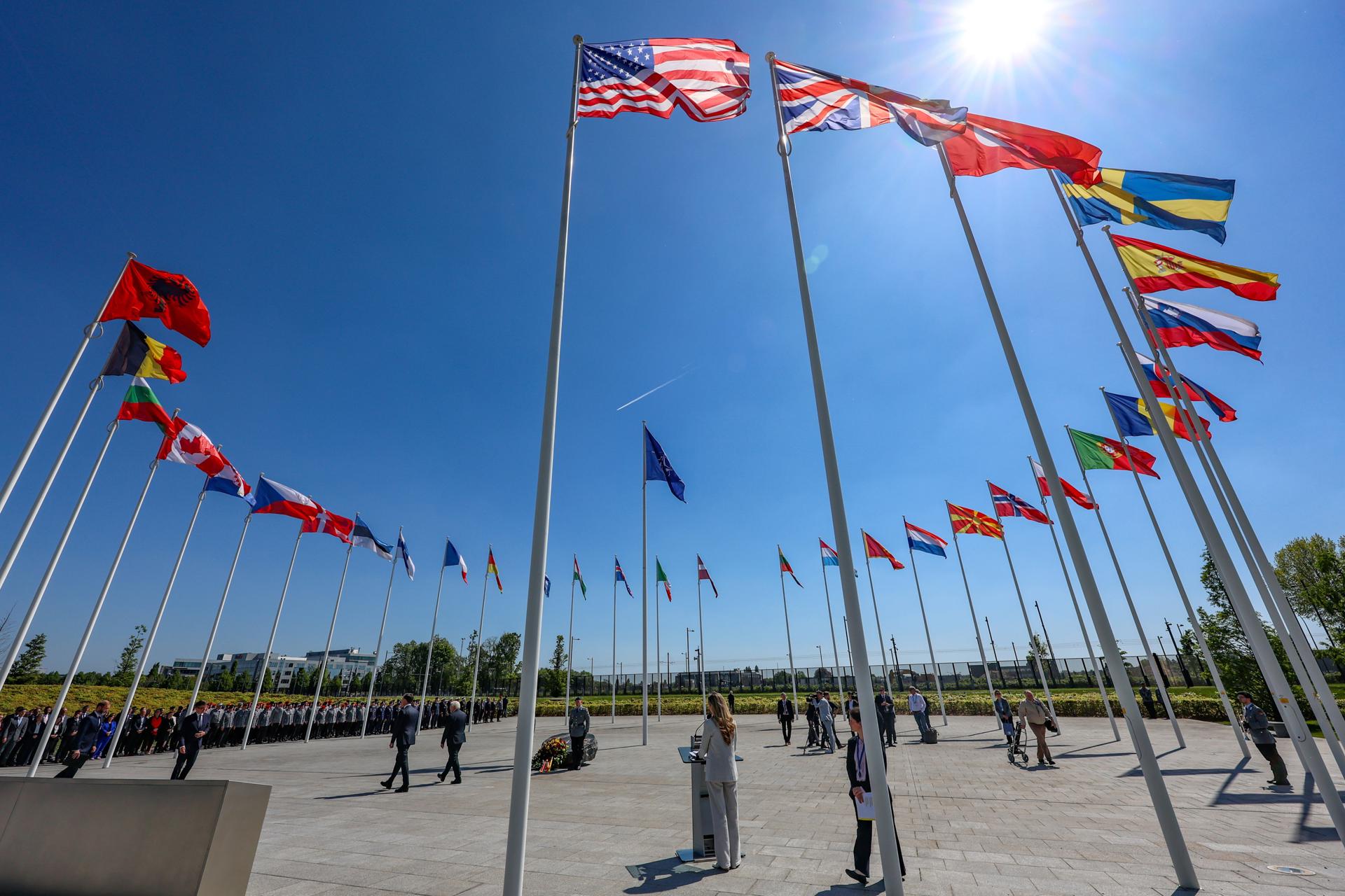 Las banderas de los países miembros de la OTAN ondean mientras el presidente alemán Frank-Walter Steinmeier (4-I) y el secretario general de la OTAN Mark Rutte (3-I) asisten a una ceremonia para conmemorar el 70.º aniversario de la adhesión de Alemania a la OTAN, en la sede de la Organización del Tratado del Atlántico Norte (OTAN) en Bruselas, Bélgica, el 28 de abril de 2025. (Bélgica, Alemania, Bruselas) EFE/EPA/OLIVIER MATTHYS