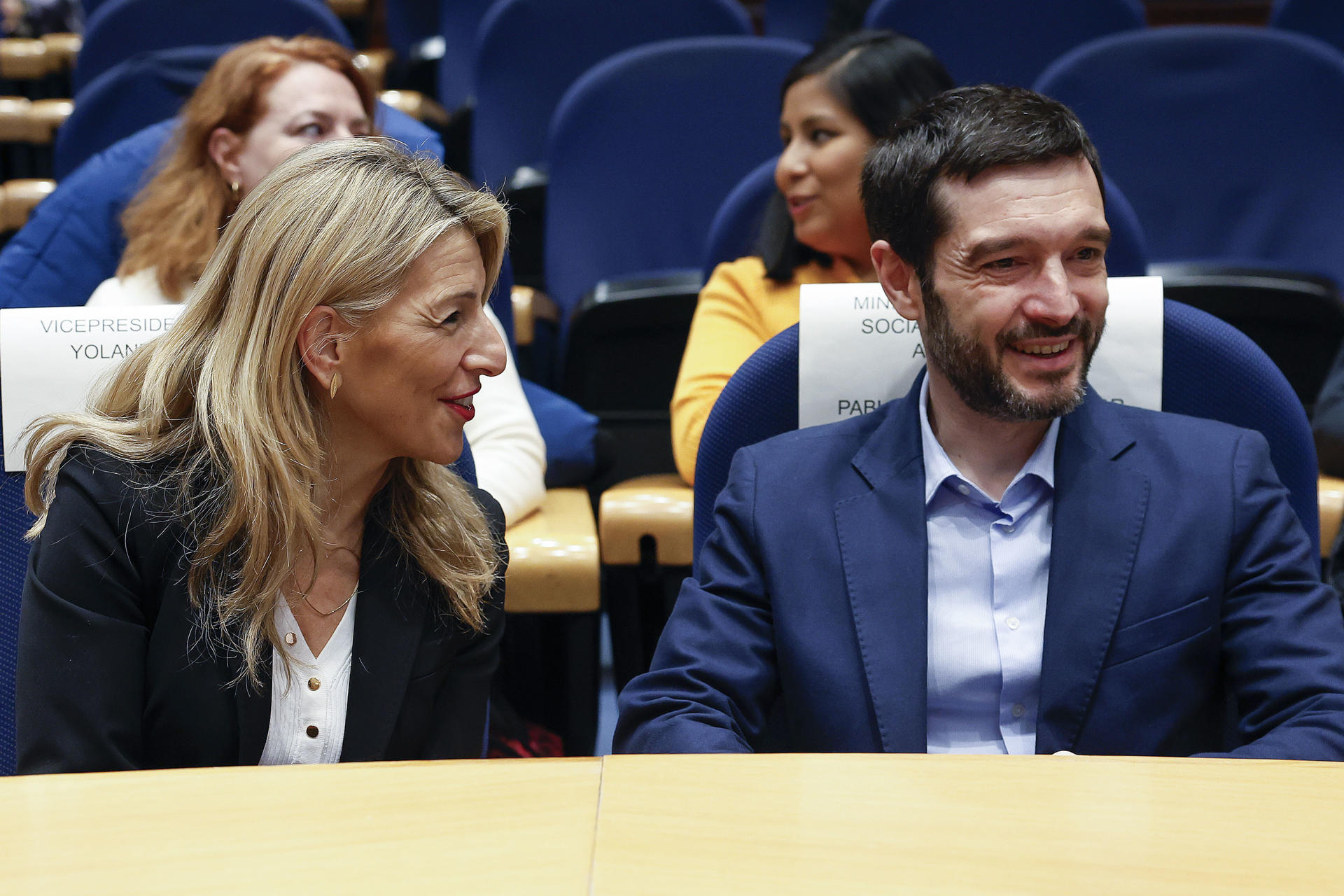 El ministro de Derechos Sociales, Consumo y Agenda 2030, Pablo Bustinduy, y la vicepresidenta segunda del Gobierno y ministra de Trabajo y Economía Social, Yolanda Díaz, durante un acto en Madrid.-EFE/ J.P. Gandul