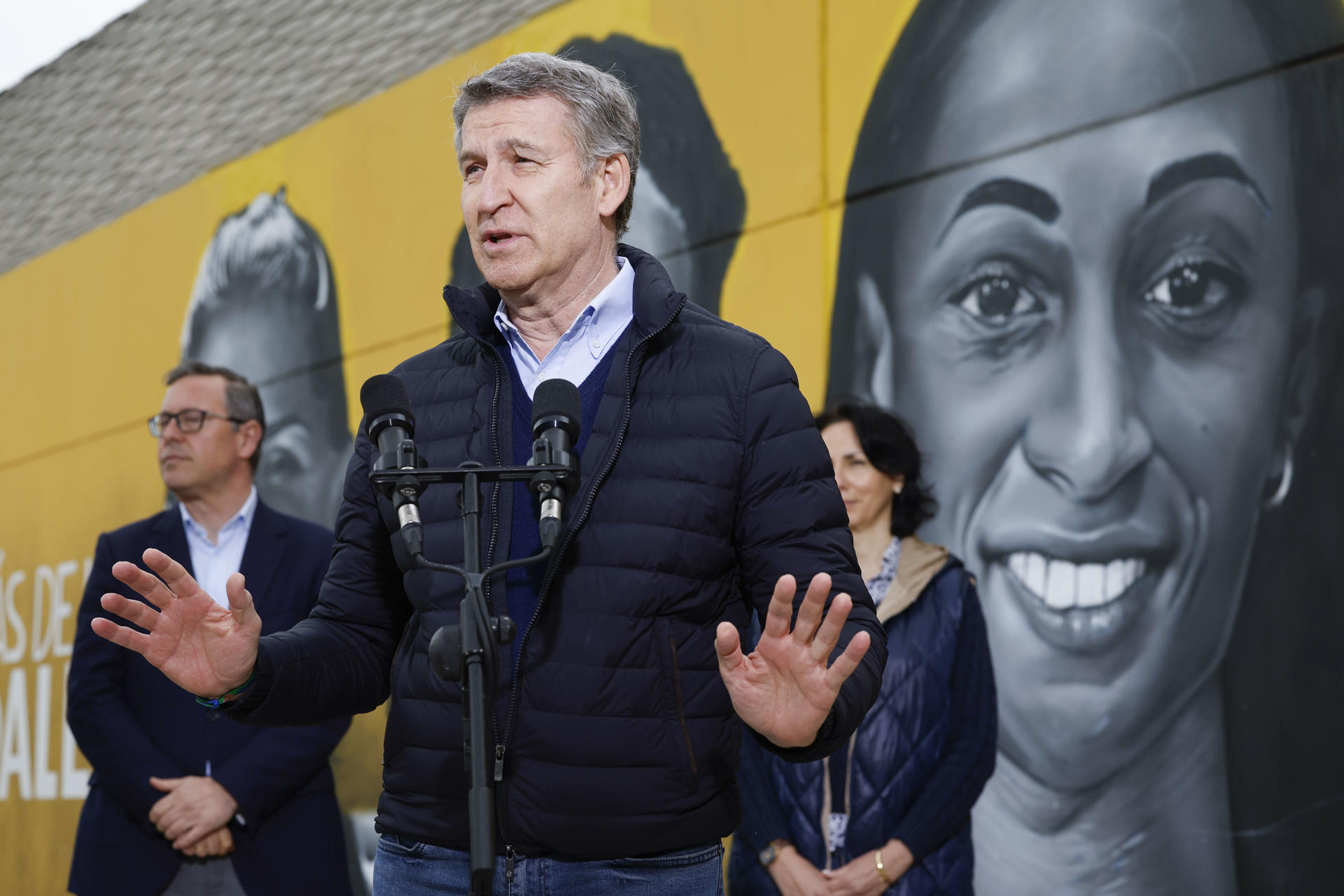 El presidente del PP, Alberto Núñez Feijóo, durante su intervención ante los medios este lunes antes de asistir a un partido de fútbol de categoría infantil en el Campo de Las Veredillas, en la localidad madrileña de Torrejón de Ardoz. EFE/ Juan Carlos Hidalgo
