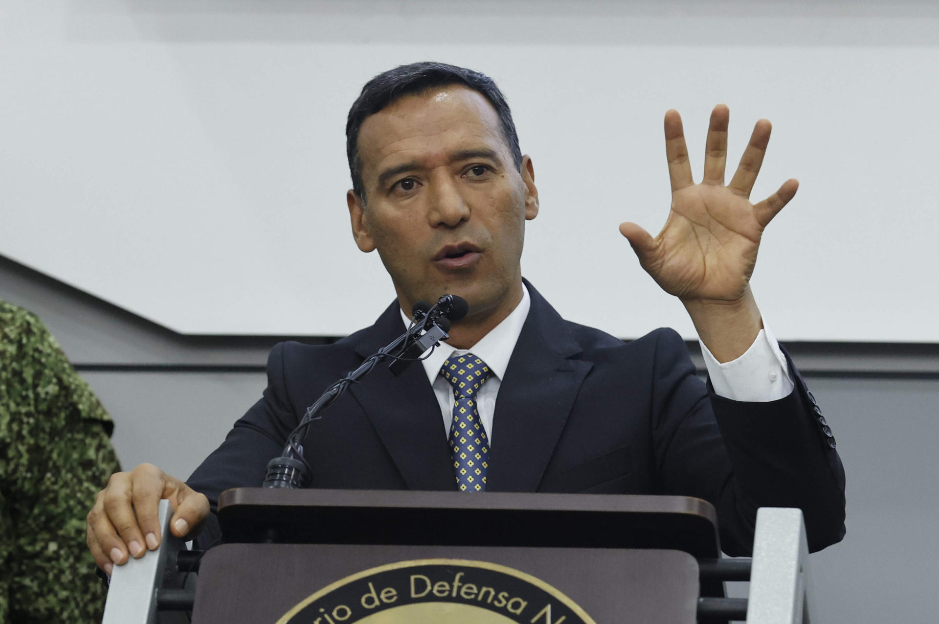 El ministro de Defensa de Colombia, Pedro Sánchez Suárez, al dar su balance sobre el orden público durante la Semana Santa, este lunes, 21 de abril, en Bogotá (Colombia). EFE/Mauricio Dueñas