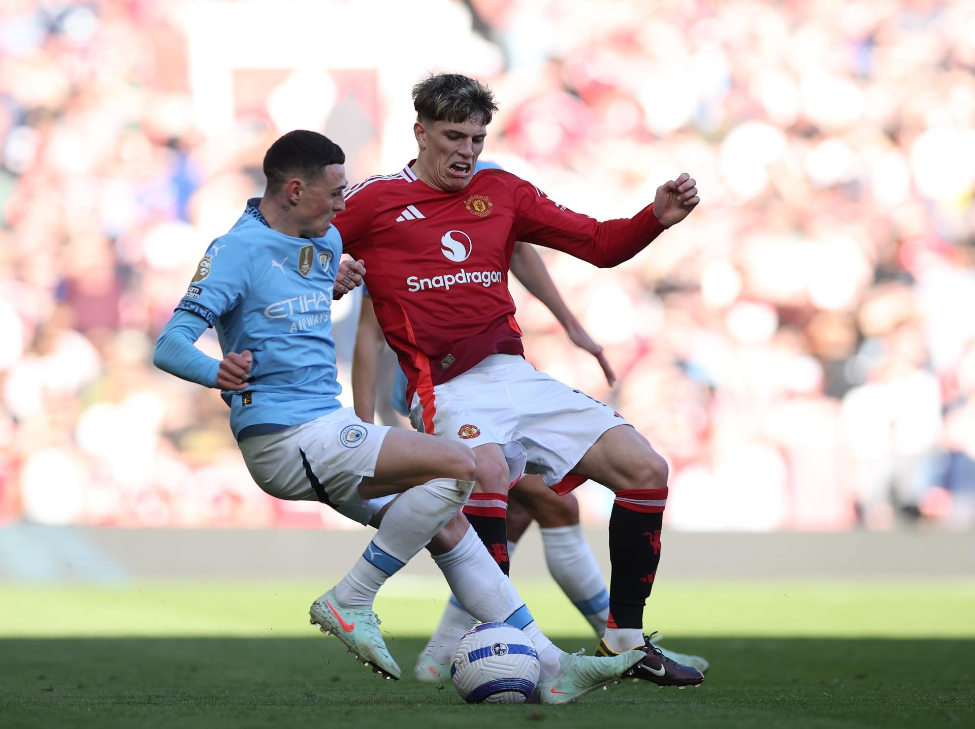 El jugador del City Phil Foden ante Alejandro Garnacho, del Manchester United (d) durante el partido de la Premier League que han jugado Manchester United y Manchester City, en Manchester, Reino Unido. EFE/EPA/ADAM VAUGHAN