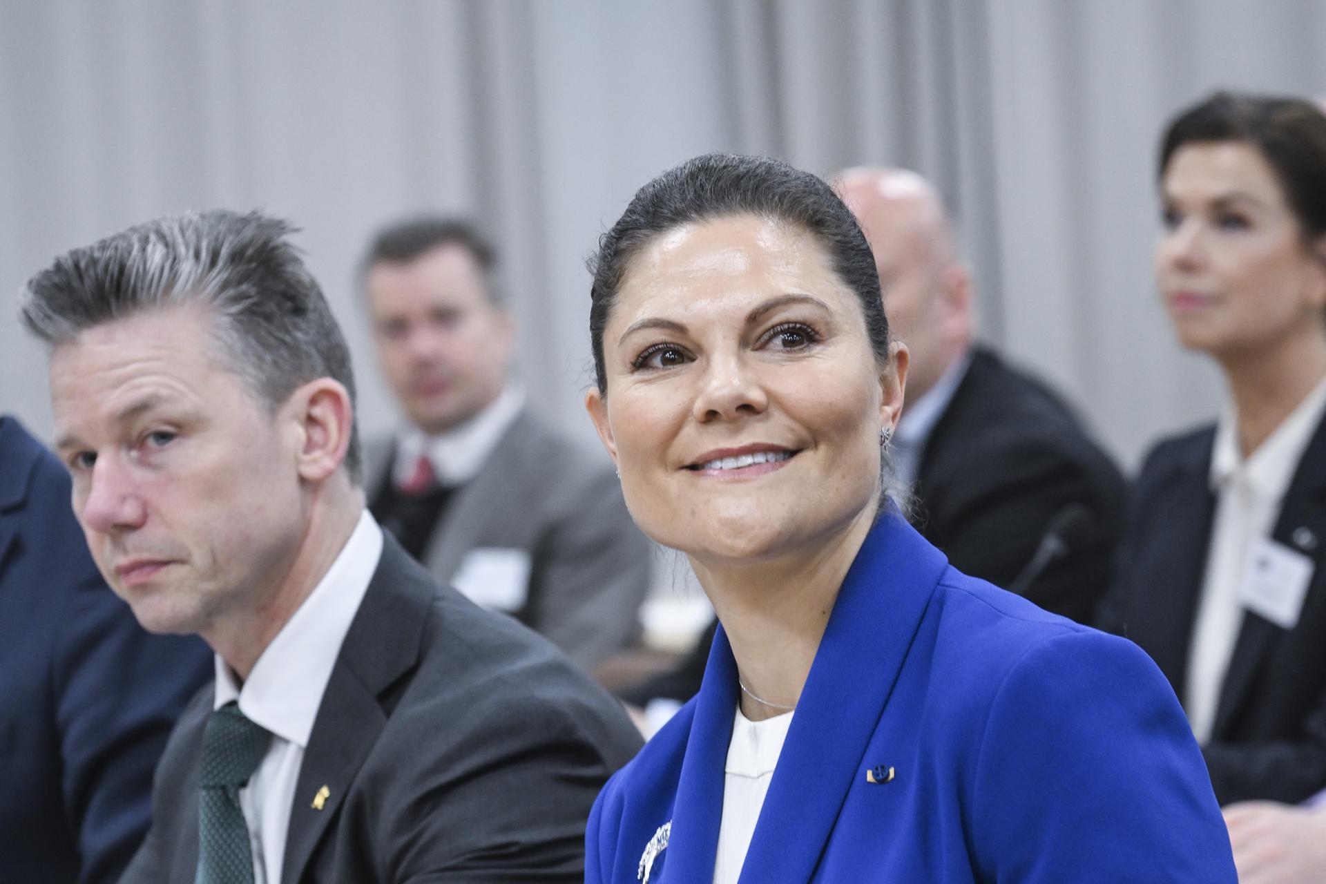 La Princesa Heredera Victoria de Suecia asiste a una reunión en el centro de cooperación y cultural Hanaholmen para Suecia y Finlandia durante su visita a Helsinki, Finlandia, el 23 de abril de 2025. La Princesa Heredera Victoria está en una visita de dos días a Helsinki centrada en la defensa y la preparación para crisis. (Finlandia, Suecia) EFE/EPA/KIMMO BRANDT