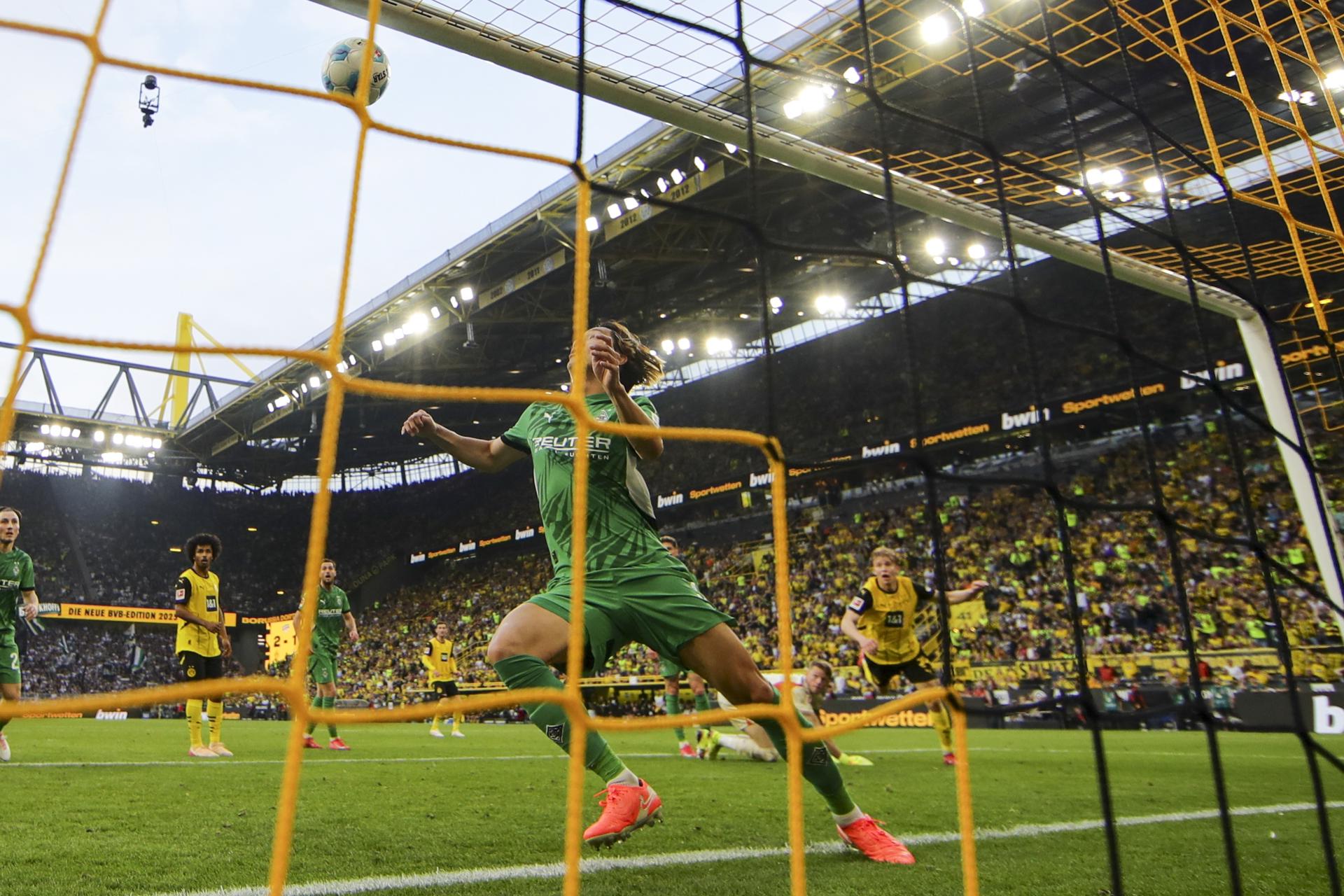 Daniel Svensson, del Dortmund, marca el 3-1 durante el partido de la Bundesliga soccer que han jugado Borussia Dortmund y Borussia Moenchengladbach en Dortmund, Alemania. EFE/EPA/CHRISTOPHER NEUNDORF