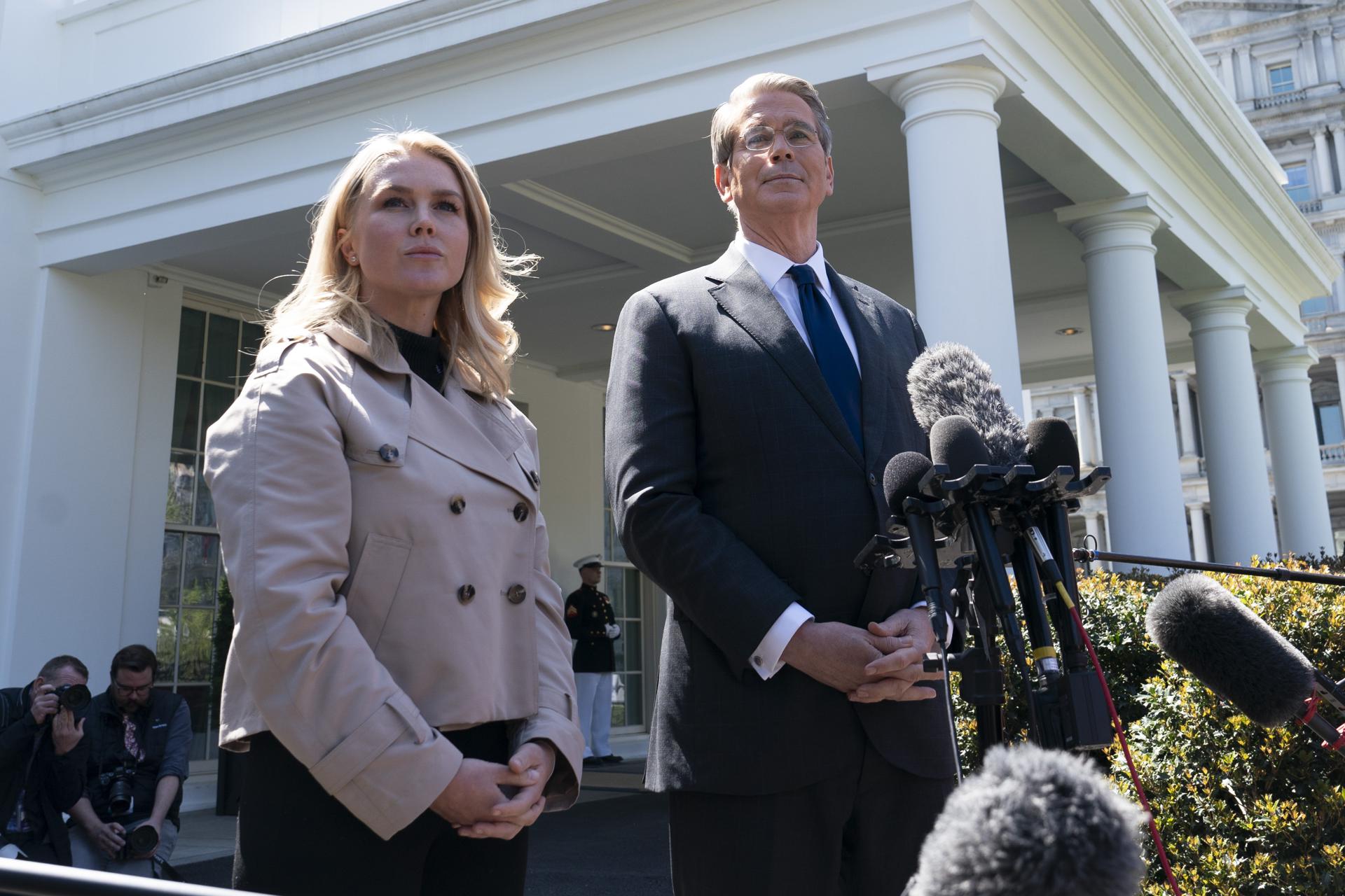 La secretaria de prensa de la Casa Blanca, Karoline Leavitt (i), y el secretario del Tesoro de EE. UU., Scott Bessent, hablan con los medios frente a la Casa Blanca en Washington, DC, EE. UU. EFE/EPA/CHRIS KLEPONIS /POOL