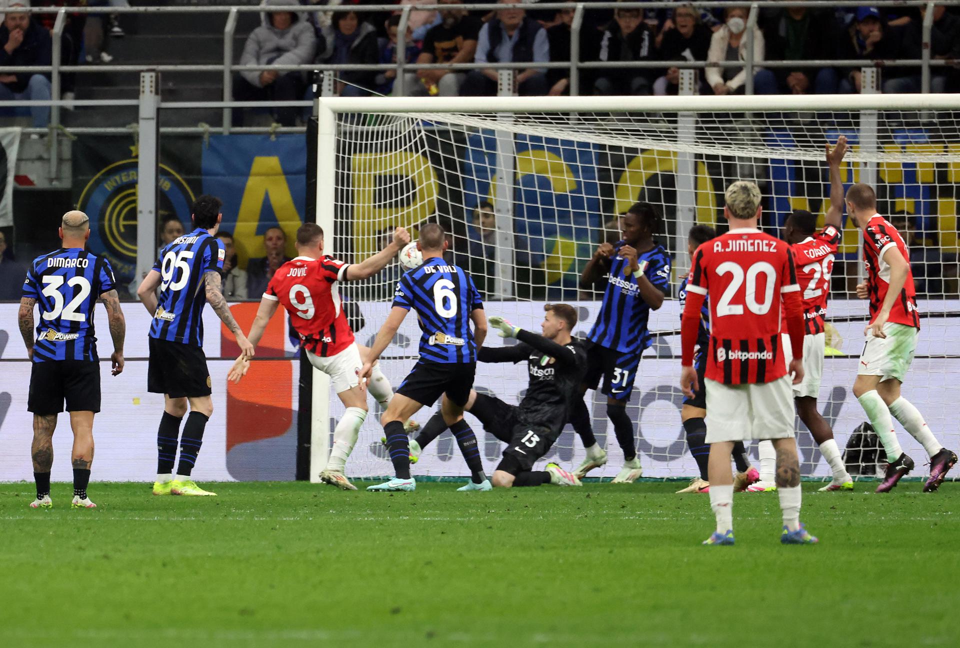 El jugador del AC Milan Luka Jovic (3 I) marca el 2-0 durante el partido de cuelta de semifinales de Copa jugado en el Giuseppe Meazza stadium en Milan, Italia. EFE/EPA/MATTEO BAZZI