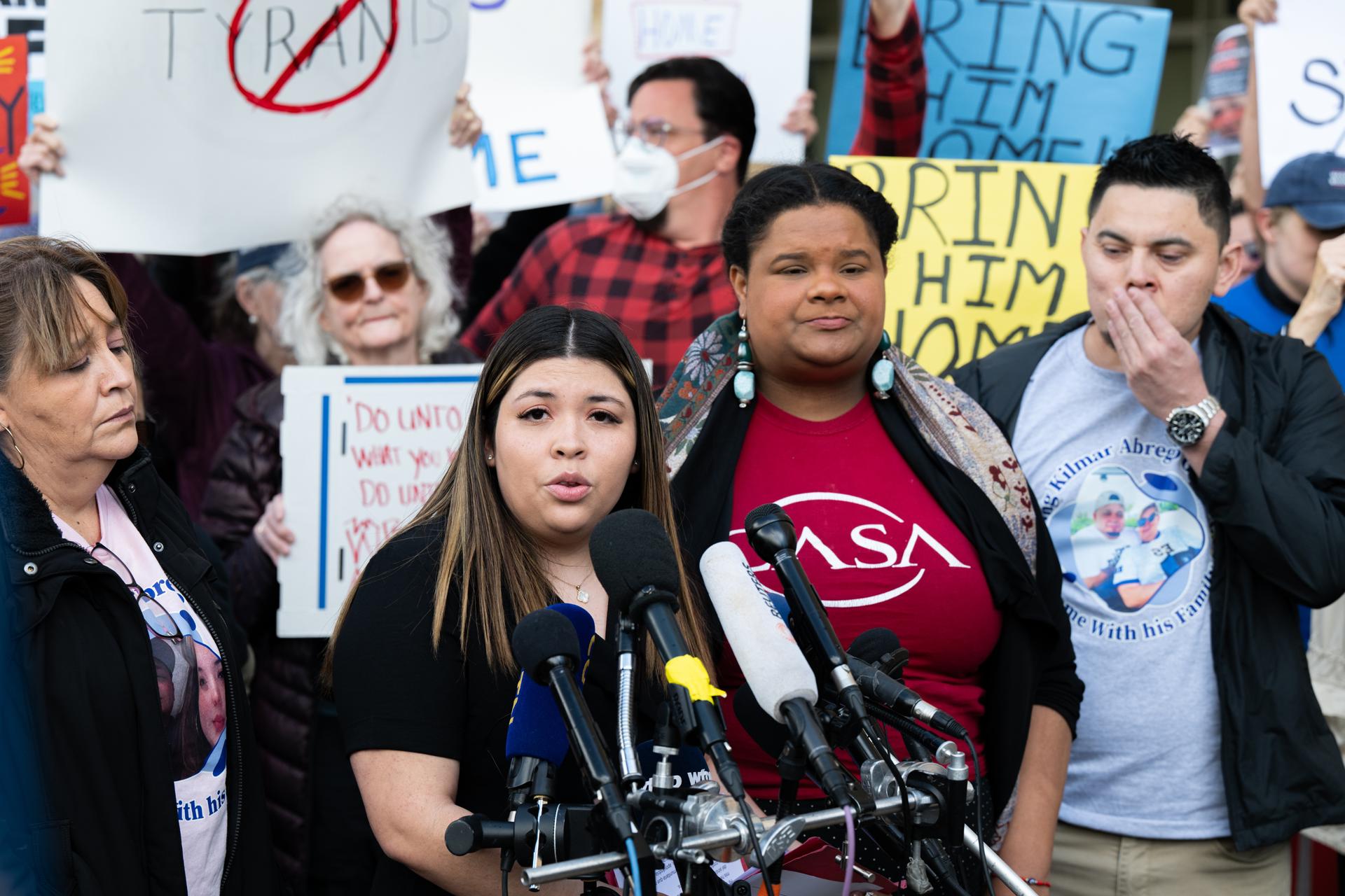 ennifer Vásquez Sura, esposa de Kilmar Abrego García, habla con la prensa antes de una audiencia sobre el estado del caso Abrego García et al v. Noem en el Tribunal de Distrito de los Estados Unidos en Greenbelt, Maryland, EE. UU., el 15 de abril de 2025. EFE/EPA/ANNABELLE GORDON