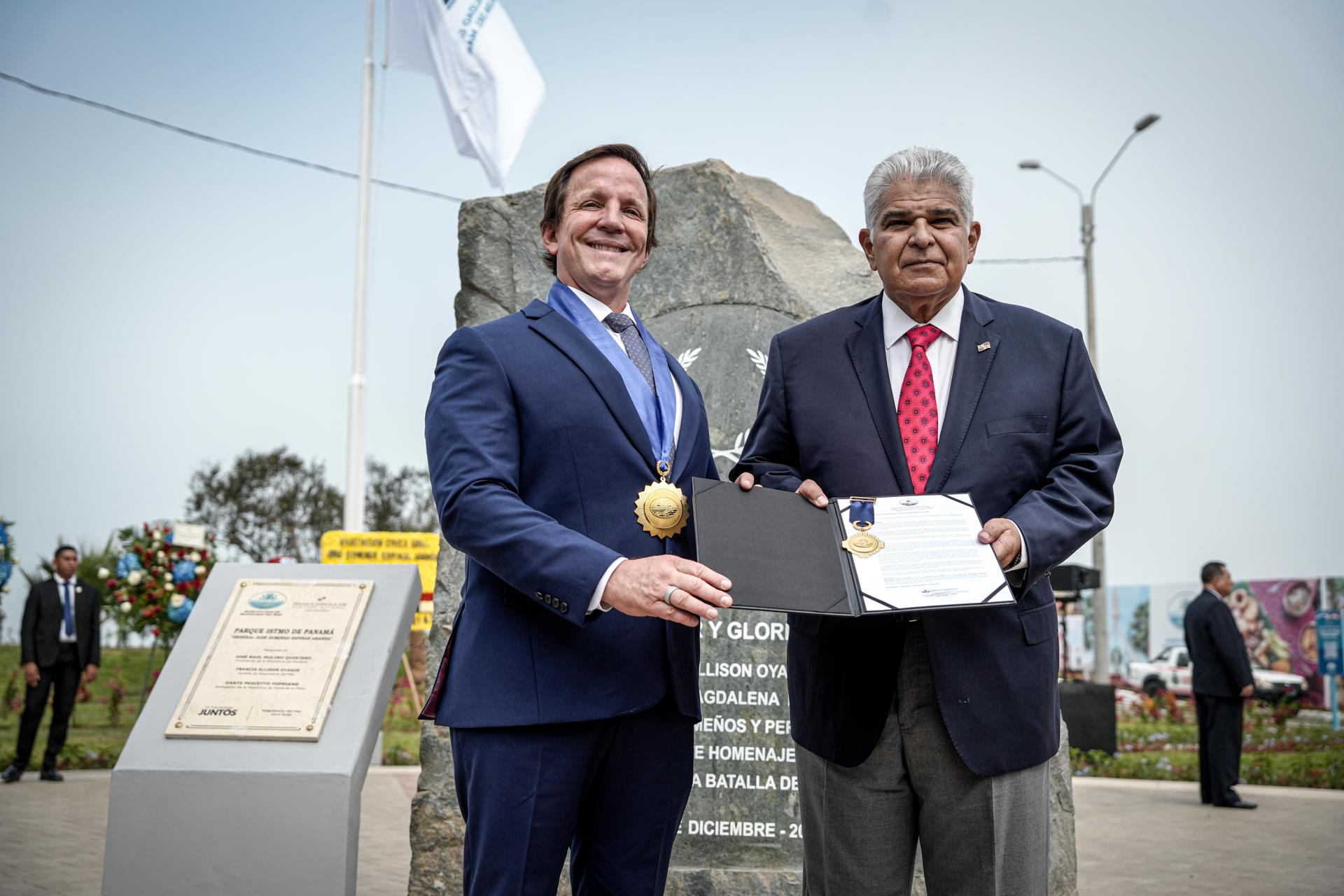 El presidente de Panamá José Raúl Mulino (d) junto al alcalde Francis Allison, participan en un acto este sábado en el distrito de Magadalena del Mar (Perú). EFE/ John Reyes Mejia
