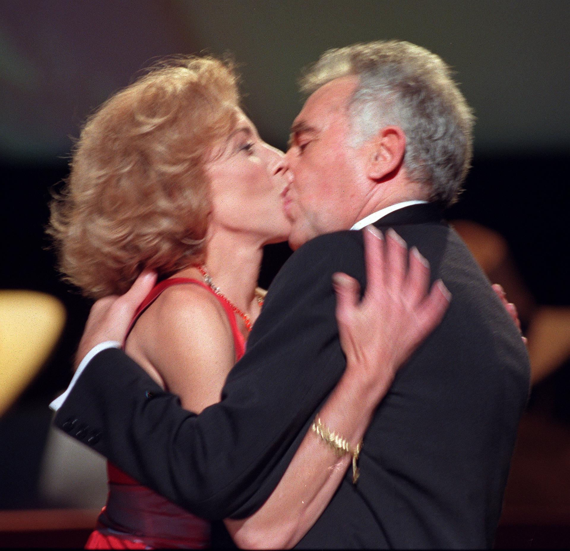 Los actores Marisa Paredes y Ferrando Guillén se besan durante la gala de los Goya.EFE/ARCHIVO/A Millán